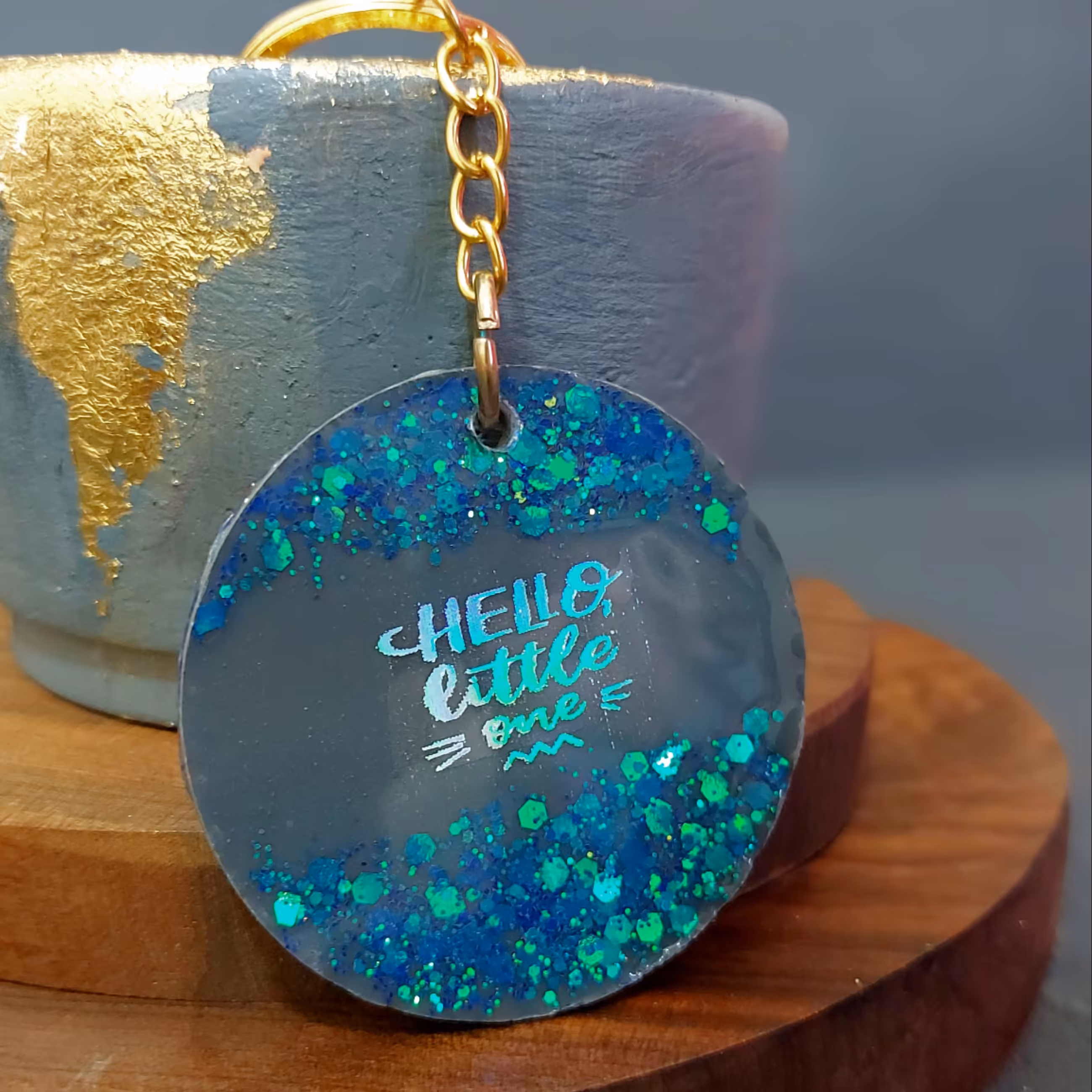 جاکلیدی دستی مدل تمام رزین با کلمه هولوگرامی و اکلیلی مناسب کادو