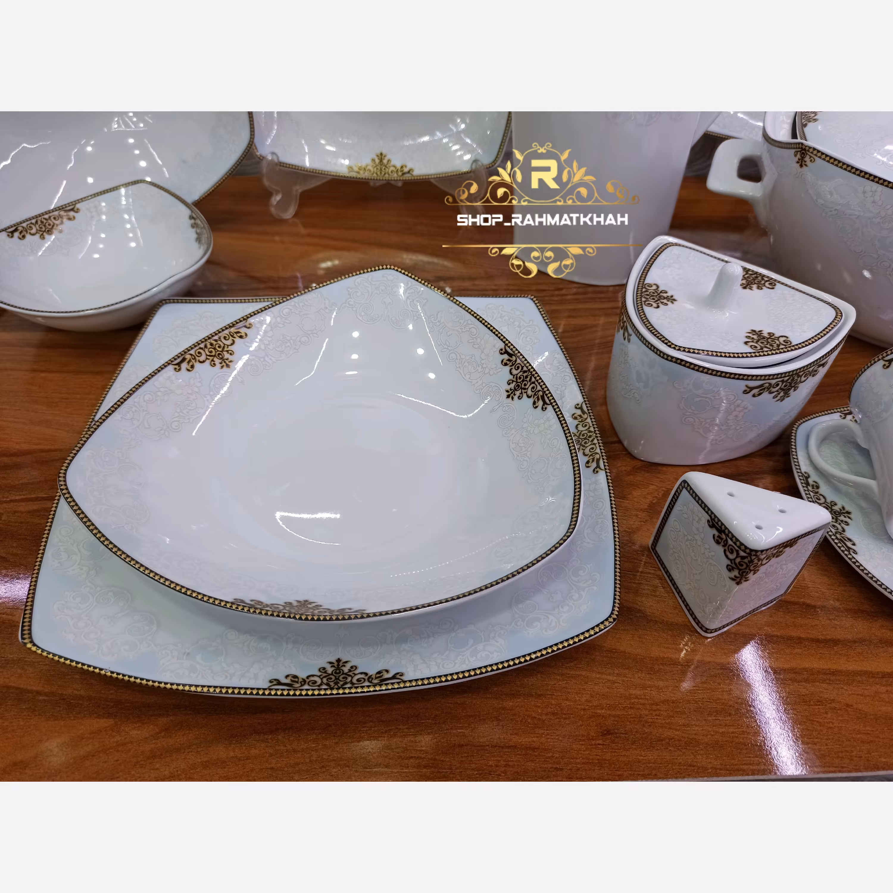 سرویس چینی 12 نفره دارای دو عدد سوپ خوری دبدار (پس کرایه)