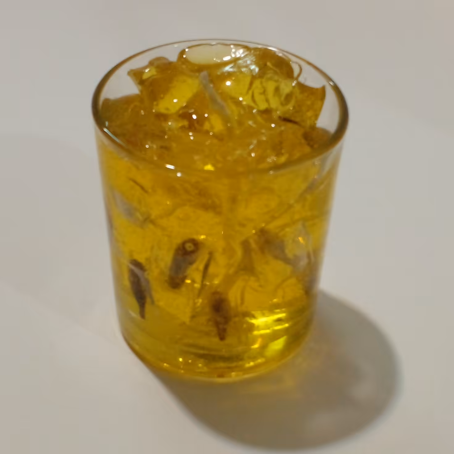 شمع ژله ایی فانتزی موزی تزئین شده با گل مریم در ابعاد طول 8 سانتی  قطر  7 سانتی وزن 400 گرمی با مدت زمان روشنایی طولانی