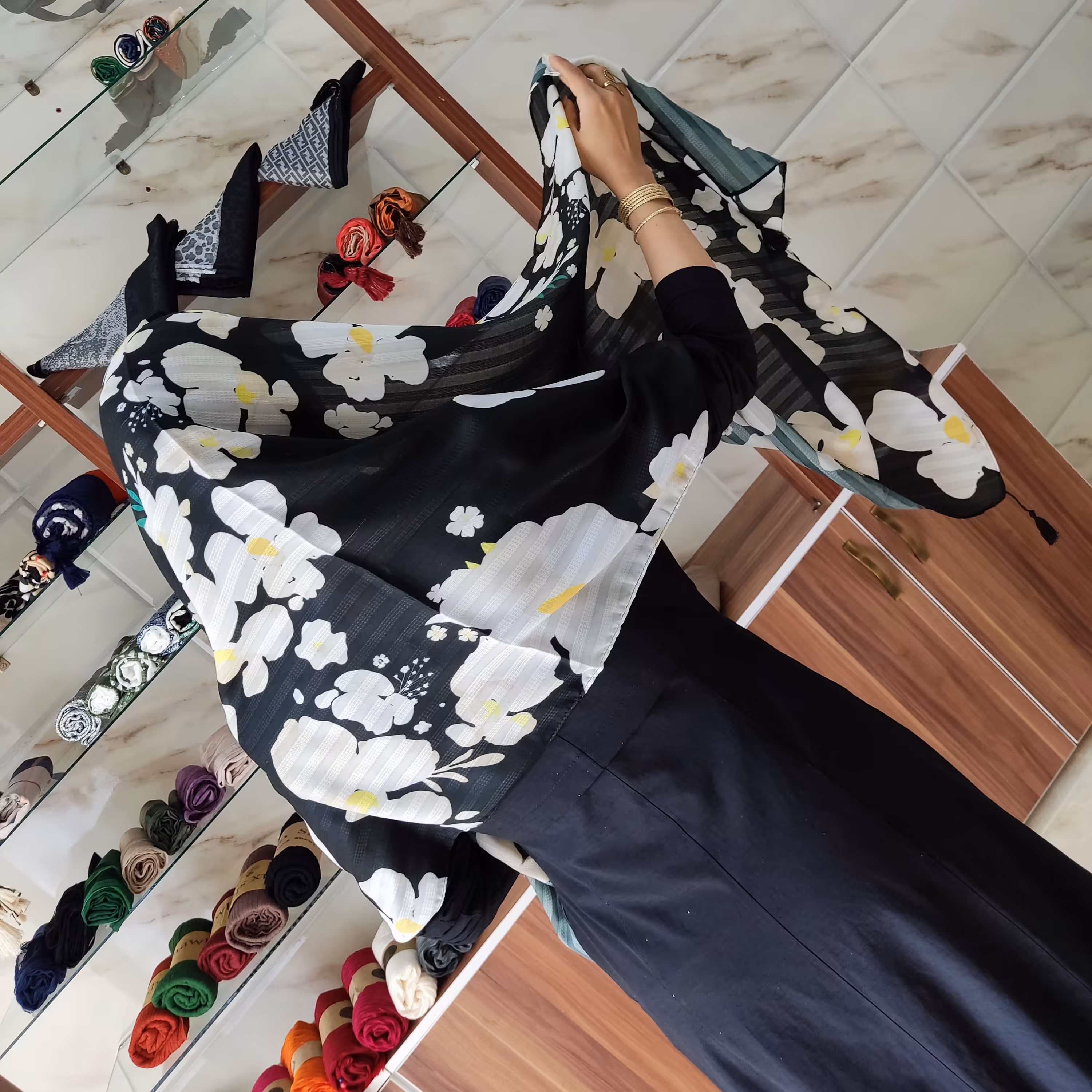 شال نخ لنین طرح گل نرگس