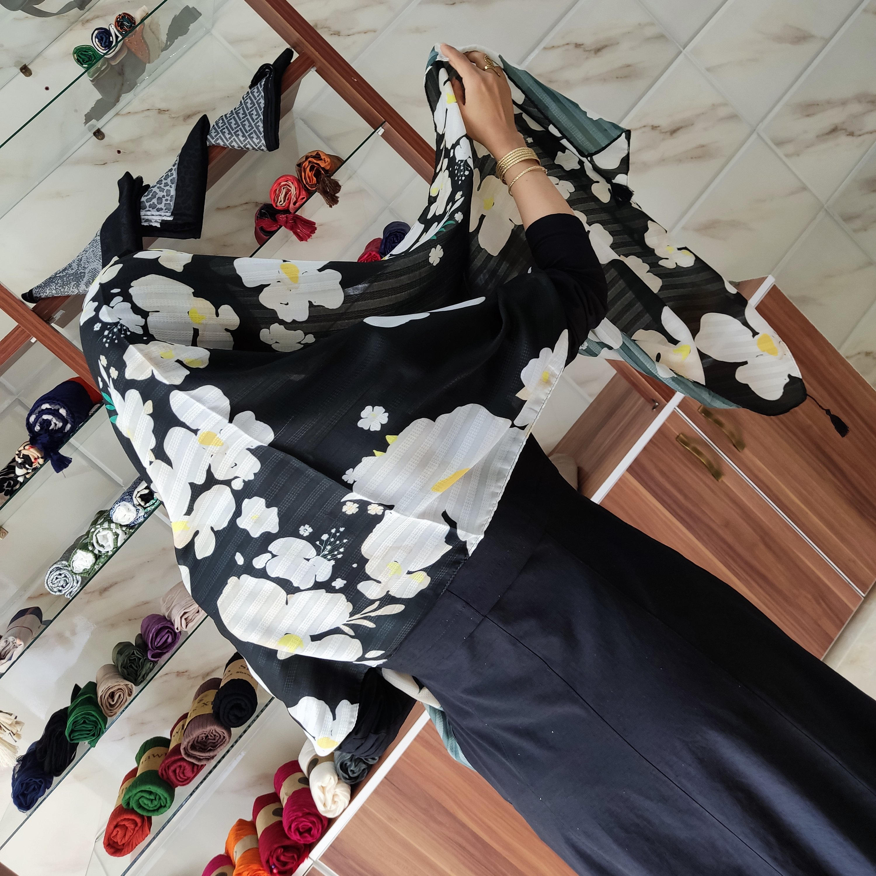 شال نخ لنین طرح گل نرگس