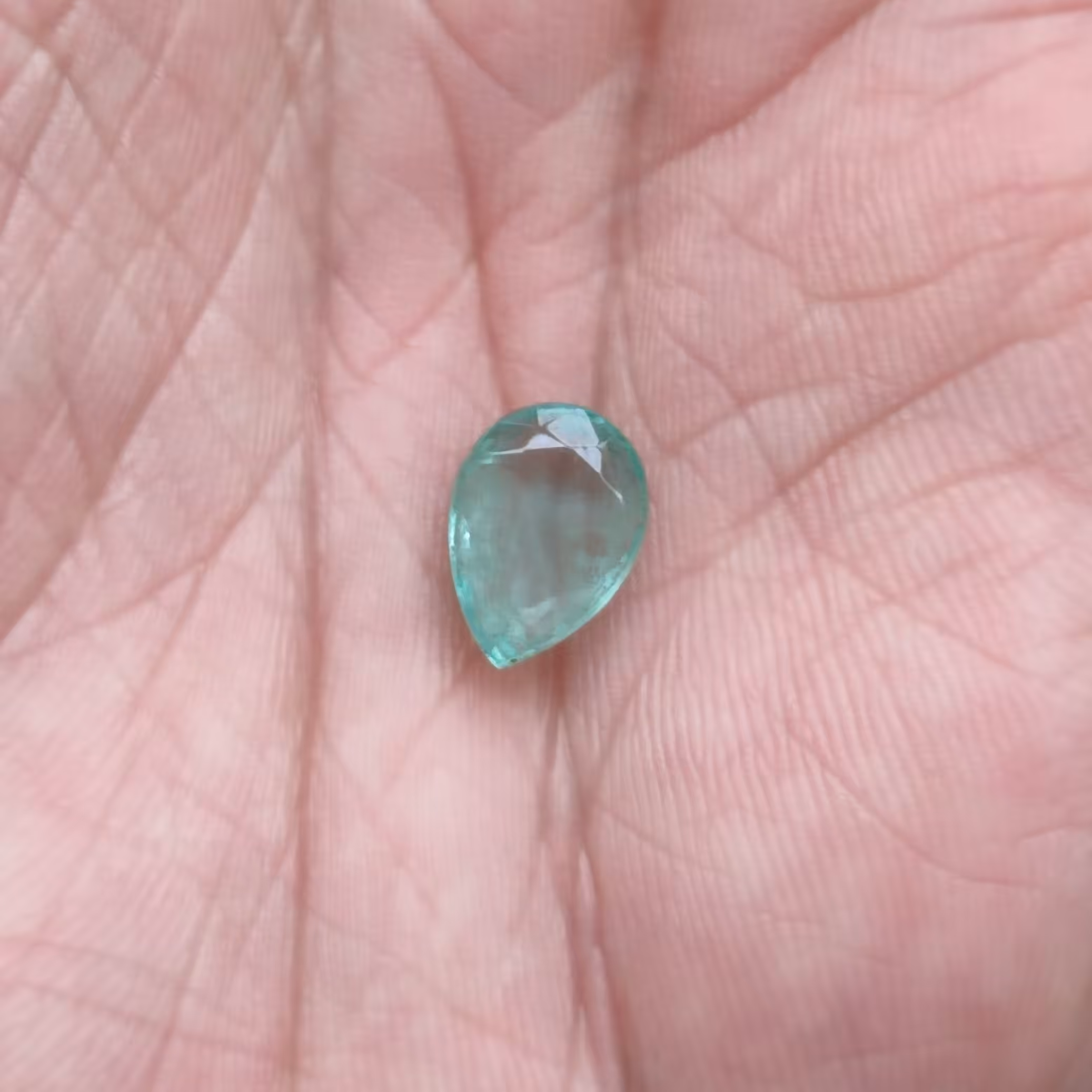 سنگ زمرد زامبیا اصلی مدل اشکی تراش الماس خورده بسیار زیبا و خاص