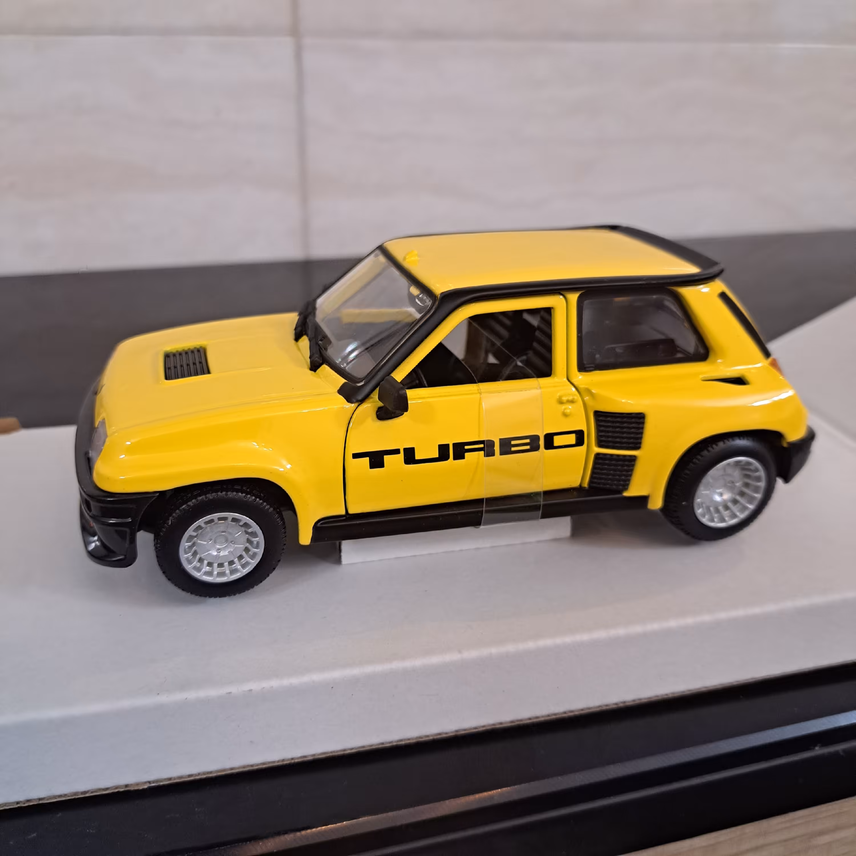 ماکت بوراگومدل رنو 5 توربو فلزی تک جعبه مقیاس 1.24 طول 16 سانت درب بازشو