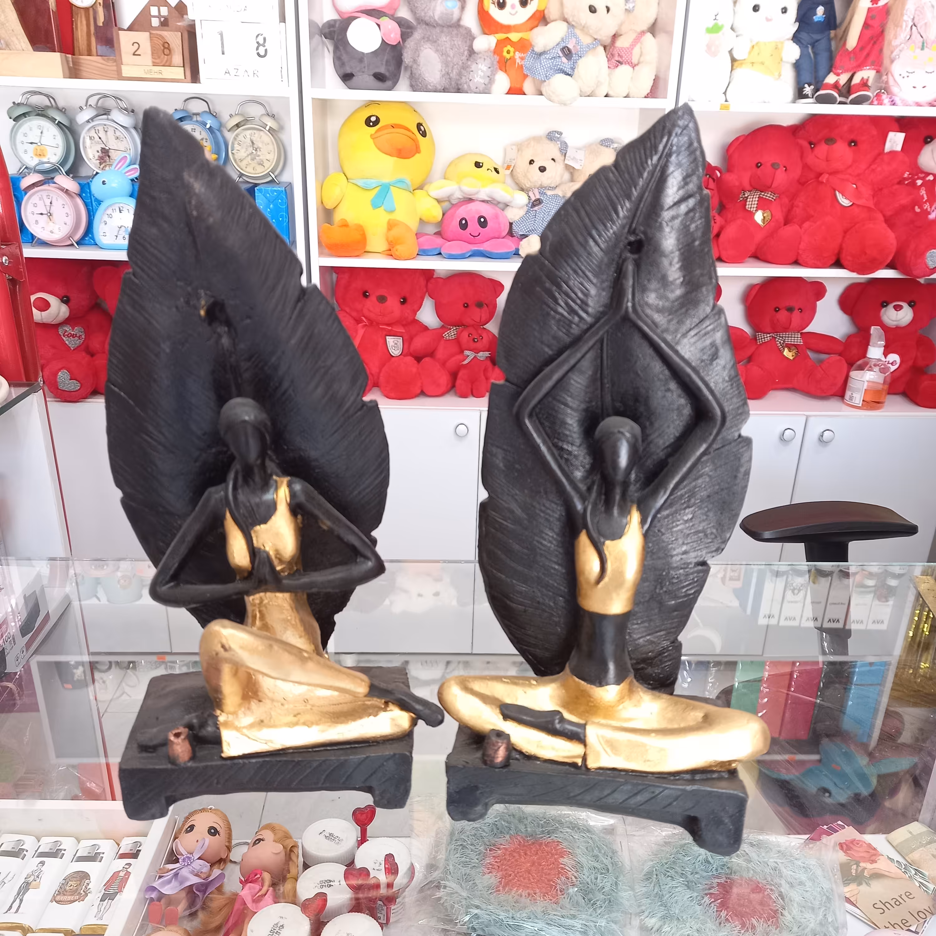 جا عودی  آبشاری  طرح  دختر و  یوگا
