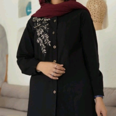 مانتو مشکی نخی دکمه دار سایز بزرگ گلدوزی شده الیاف طبیعی مدل آنیل