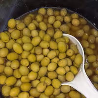 زیتون شور سبز با هسته باکیفیت و خوش طعم و لذیذ(500گرمی)