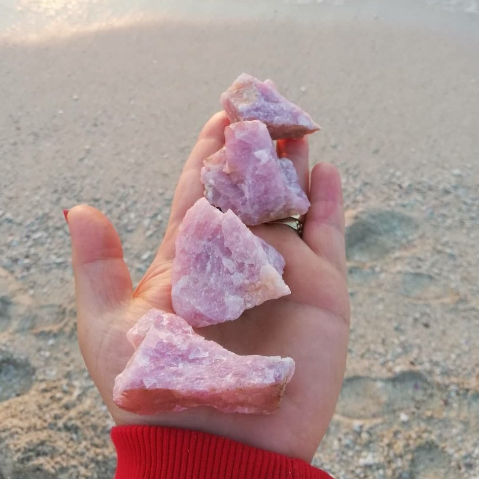راف رزکوارتز صورتی اصل سنگ دفرمه قیمتی سنگ دفرمه رز کوارتز طبیعی سنگ بدون تراش کوارتز صورتی فروشگاه سنگ کرج