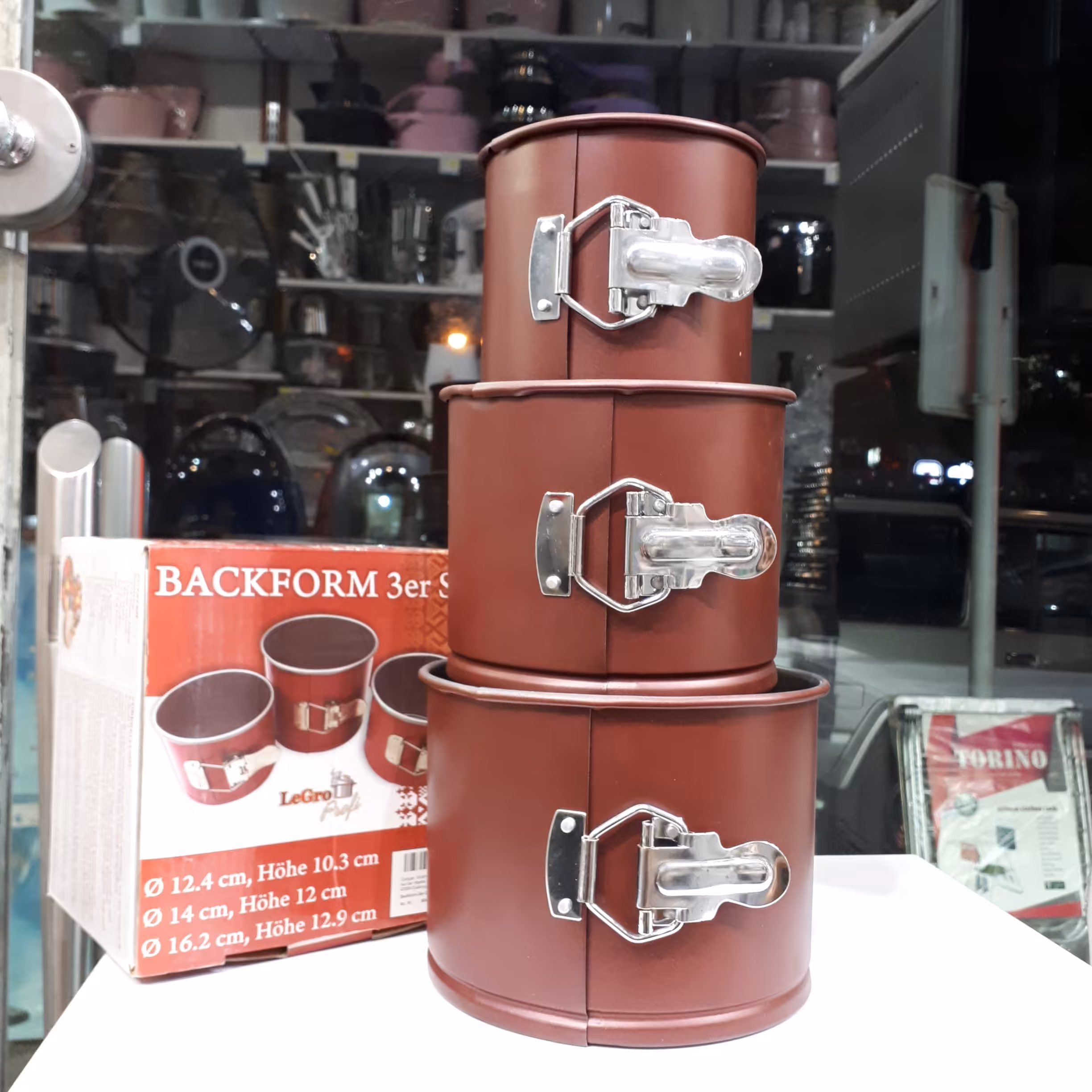 قالب کیک جنس فلزی کمربندی دارای سه سایز 12.4 و 14 و 16.2 سانتی متر به رنگ زرشکی در لوازم خانگی کاج 