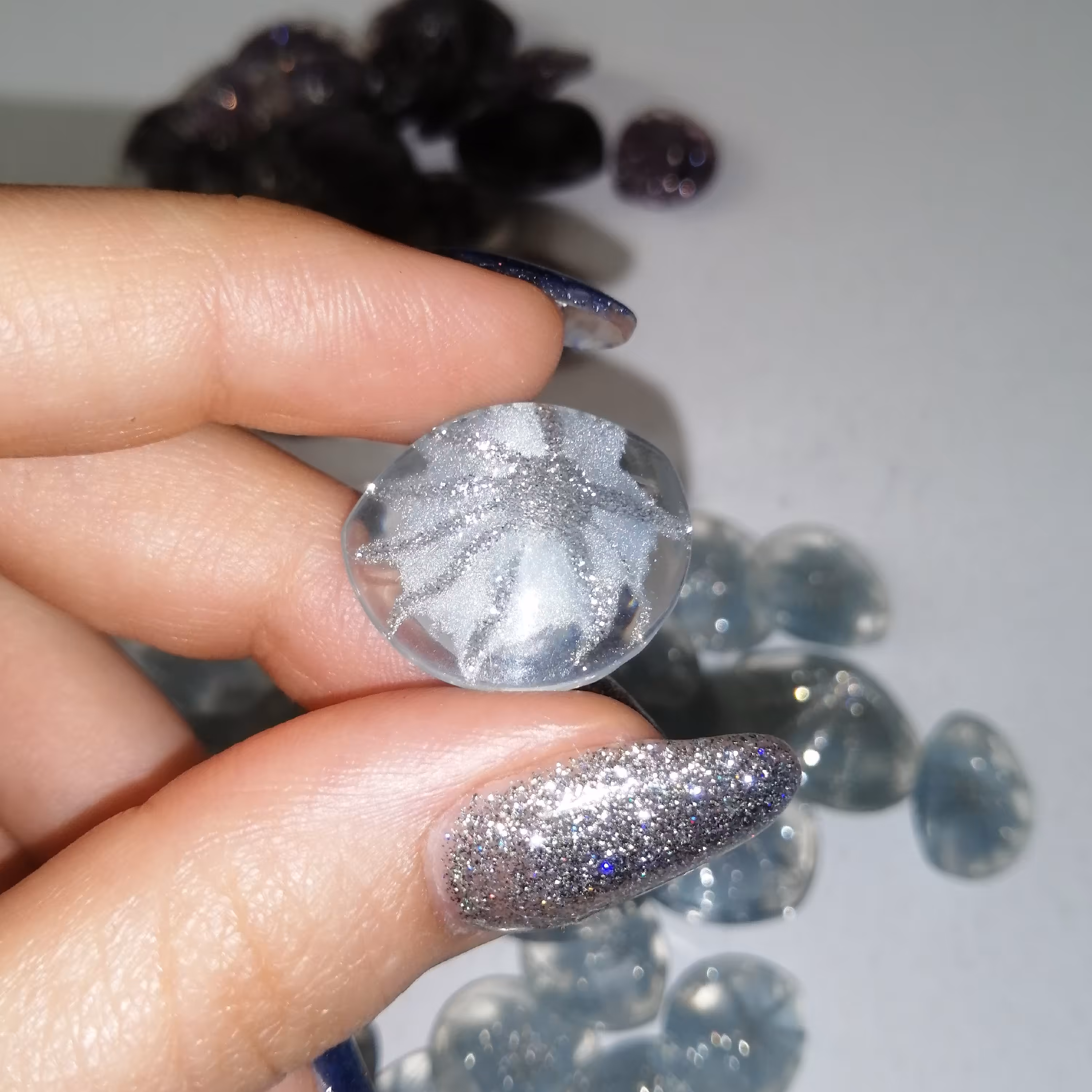 دکمه لباس آبی آسمانی اکلیلی در دو سایز شیشه ای ،بسته تکی 