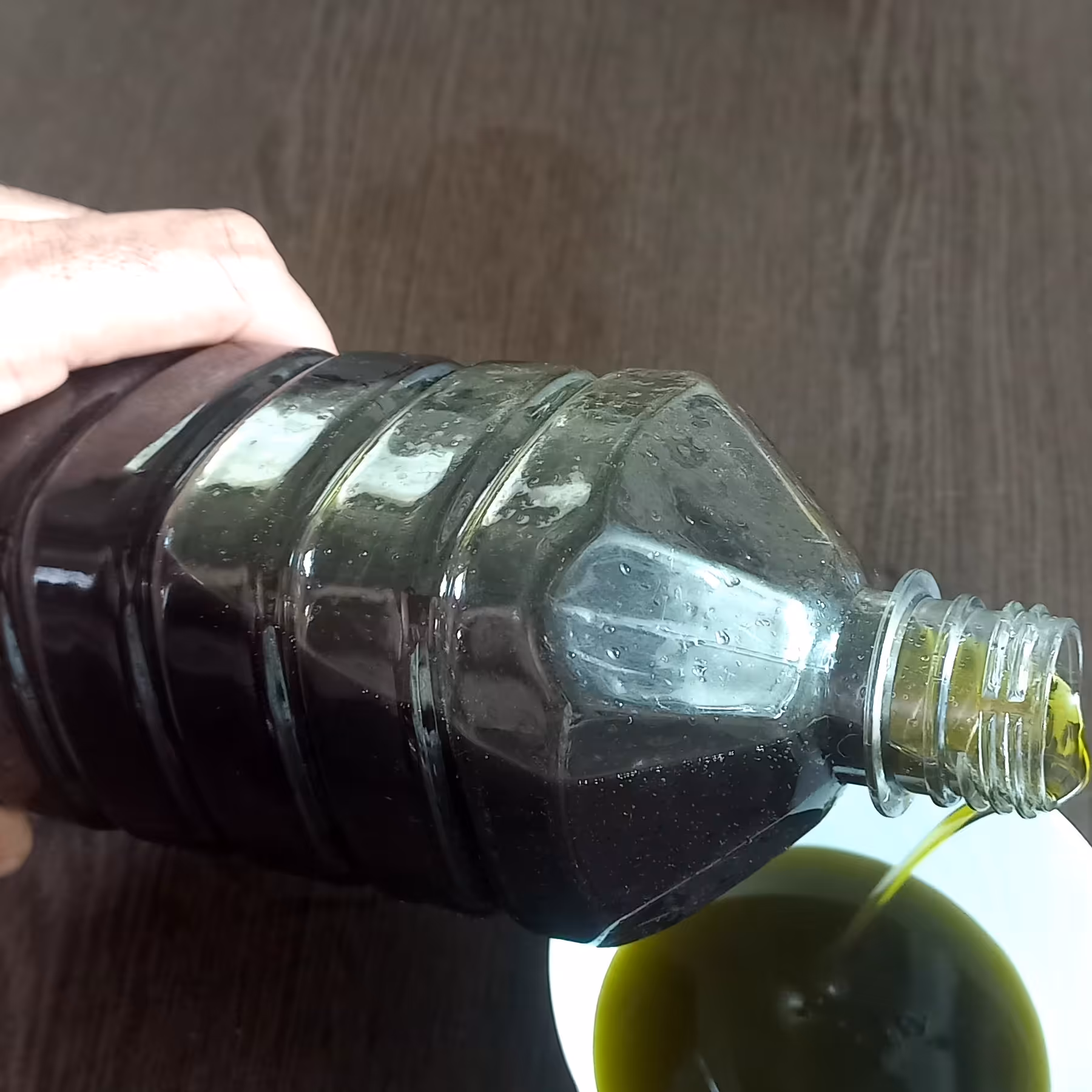 روغن زیتون محلی مالشی 2لیتری با بوی تند باکیفیت ترین  اصل را از باغات طارم خرید کنید  بدون هیچ  افزودنی  بدونه واسطه  