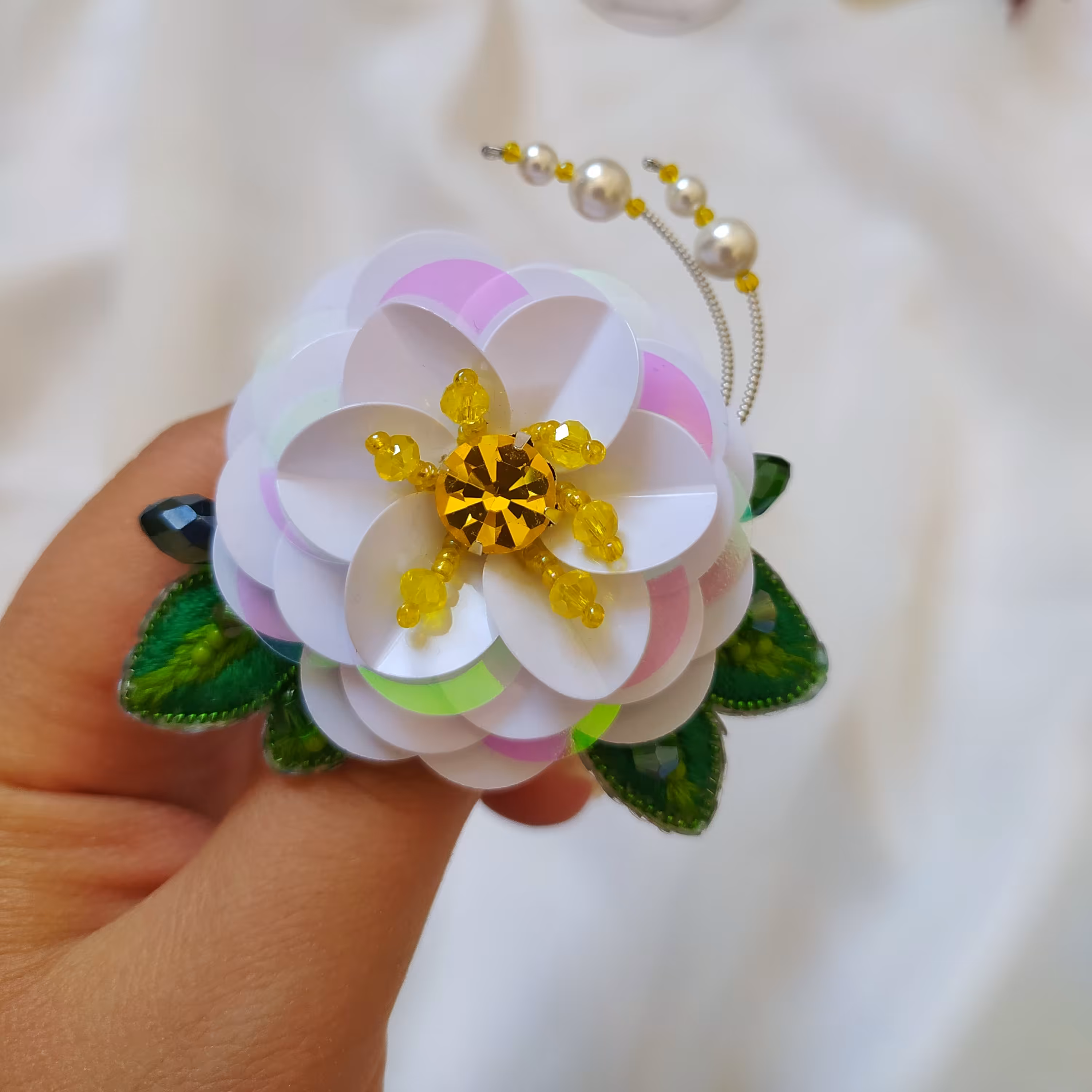 سنجاق سینه جواهر دوزی طرح گل سفید