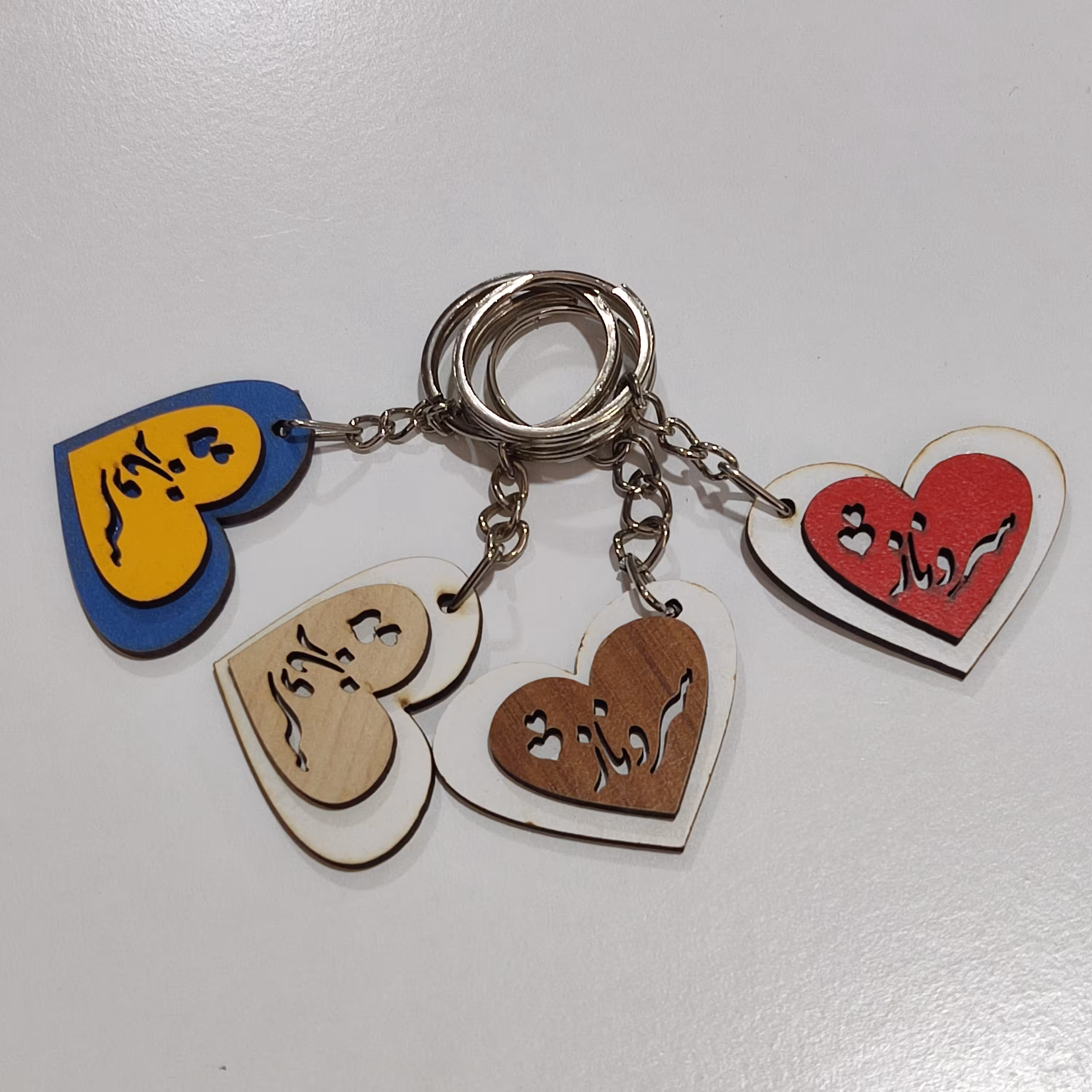 دست کلید چوبی (پاسوییچی) قلبی شکل اسم سروناز دارای رنگبندی و شکل مختلف 