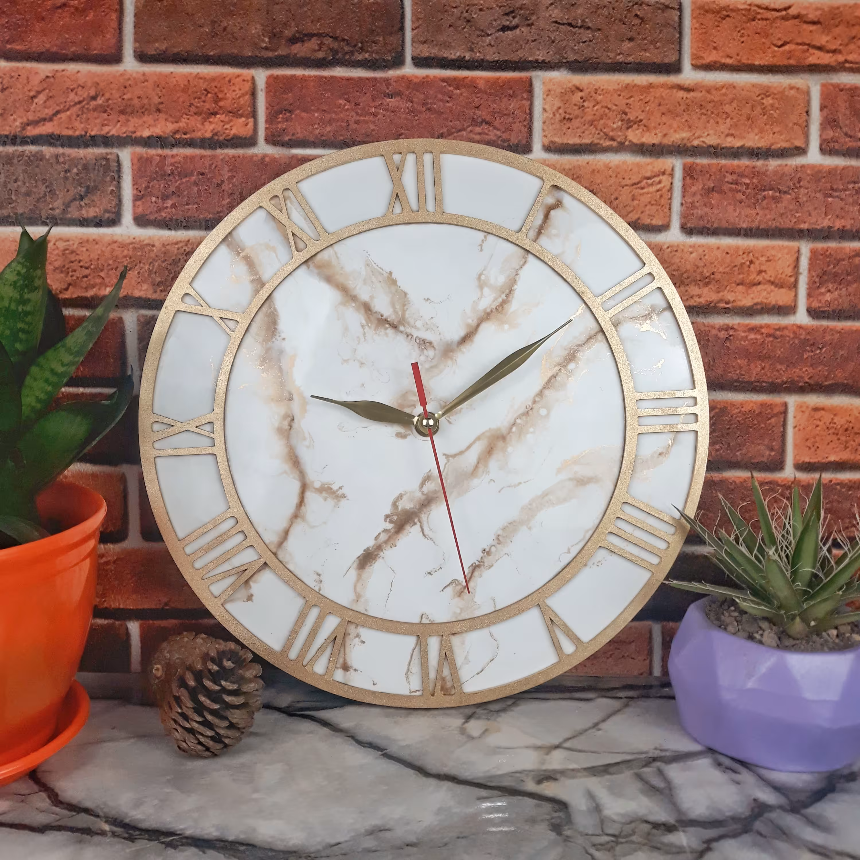 ساعت دیواری رزینی دستساز طرح مرمر سفید با رگه های طلایی با اعداد پیوسته یونانی