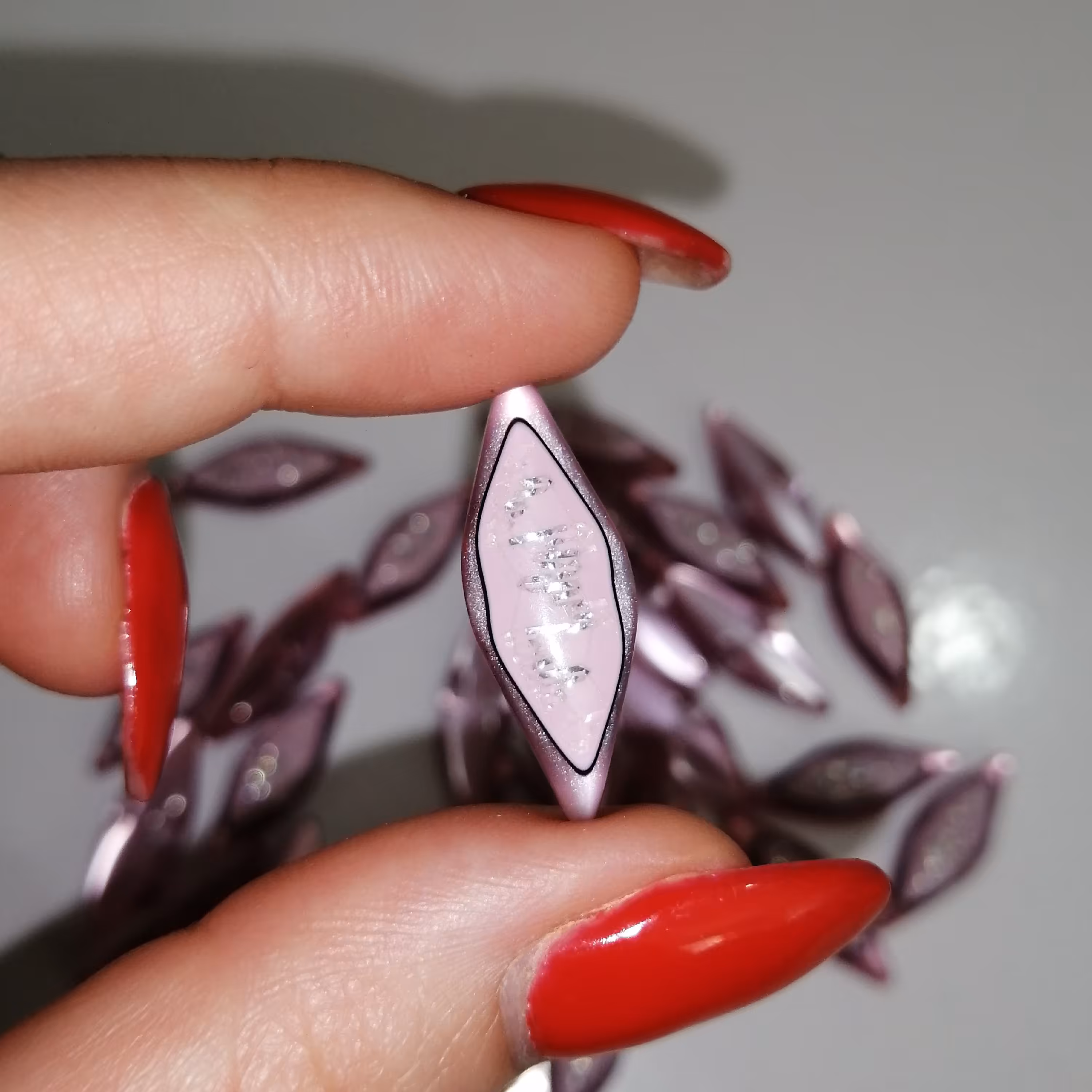 دکمه لباس طرح شیشه ای لوزی رنگ صورتی در بسته 10 عددی 