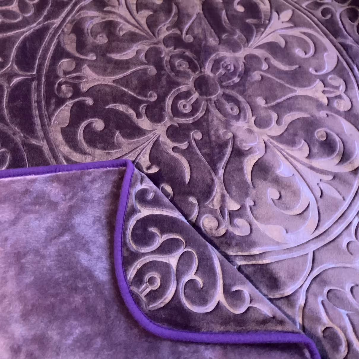 پتو گلبافت یک نفره تک رنگ برجسته رنگ بنفش 
