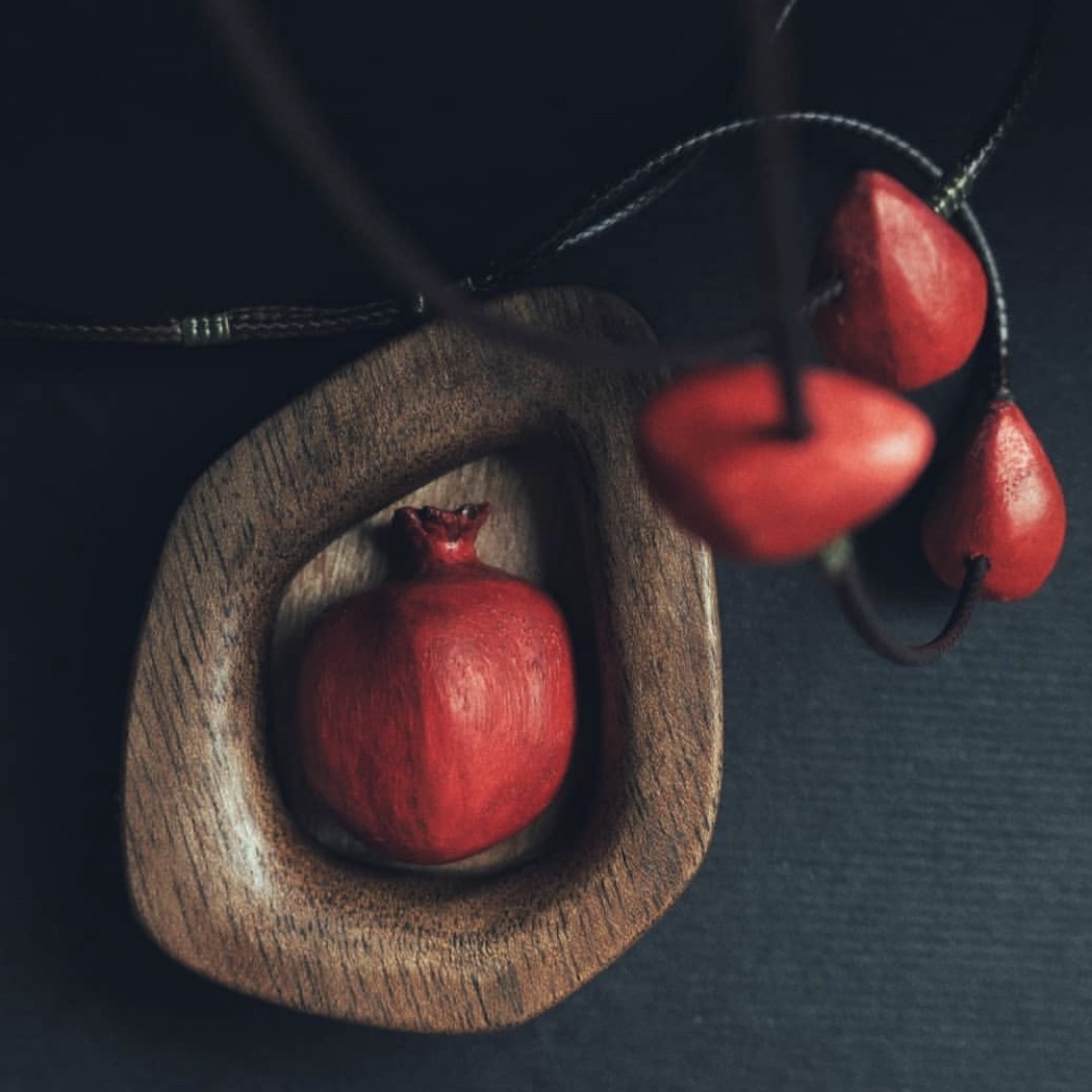 گردن آویز چوبی زیبای انار سوغات فصل پاییز