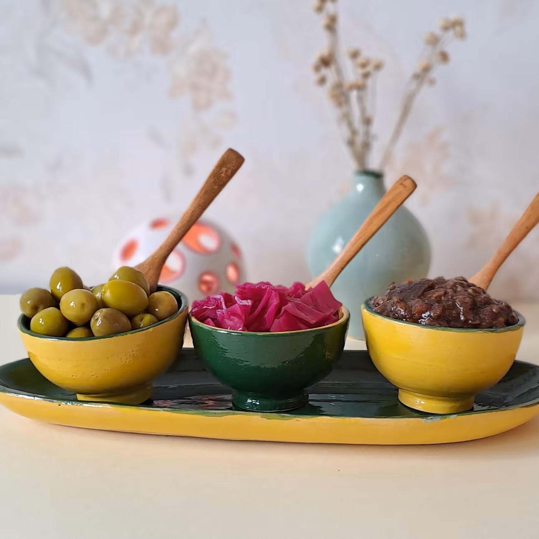 سرویس اردور خوری چهارتکه سفالی با لعاب کوره ای رنگ ثابت و قابل شستشو و کاملا مصرفی شامل سه کاسه ترشی خوری و یک دیس