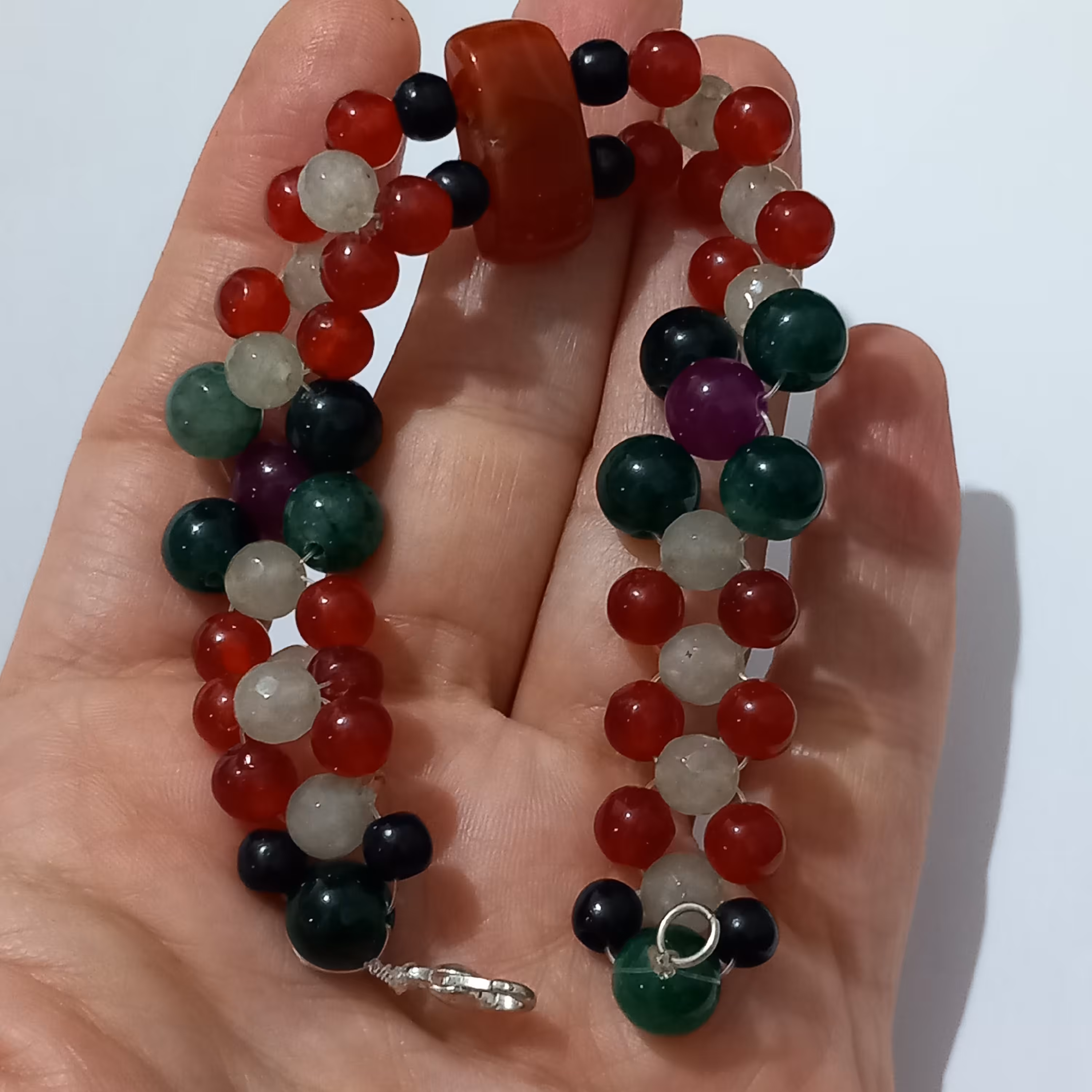 دستبند کار شده باسنگ های معدنی عقیق قرمز.جید های سفید.بنفش.سبزو تعدادی سنگ صنعتی