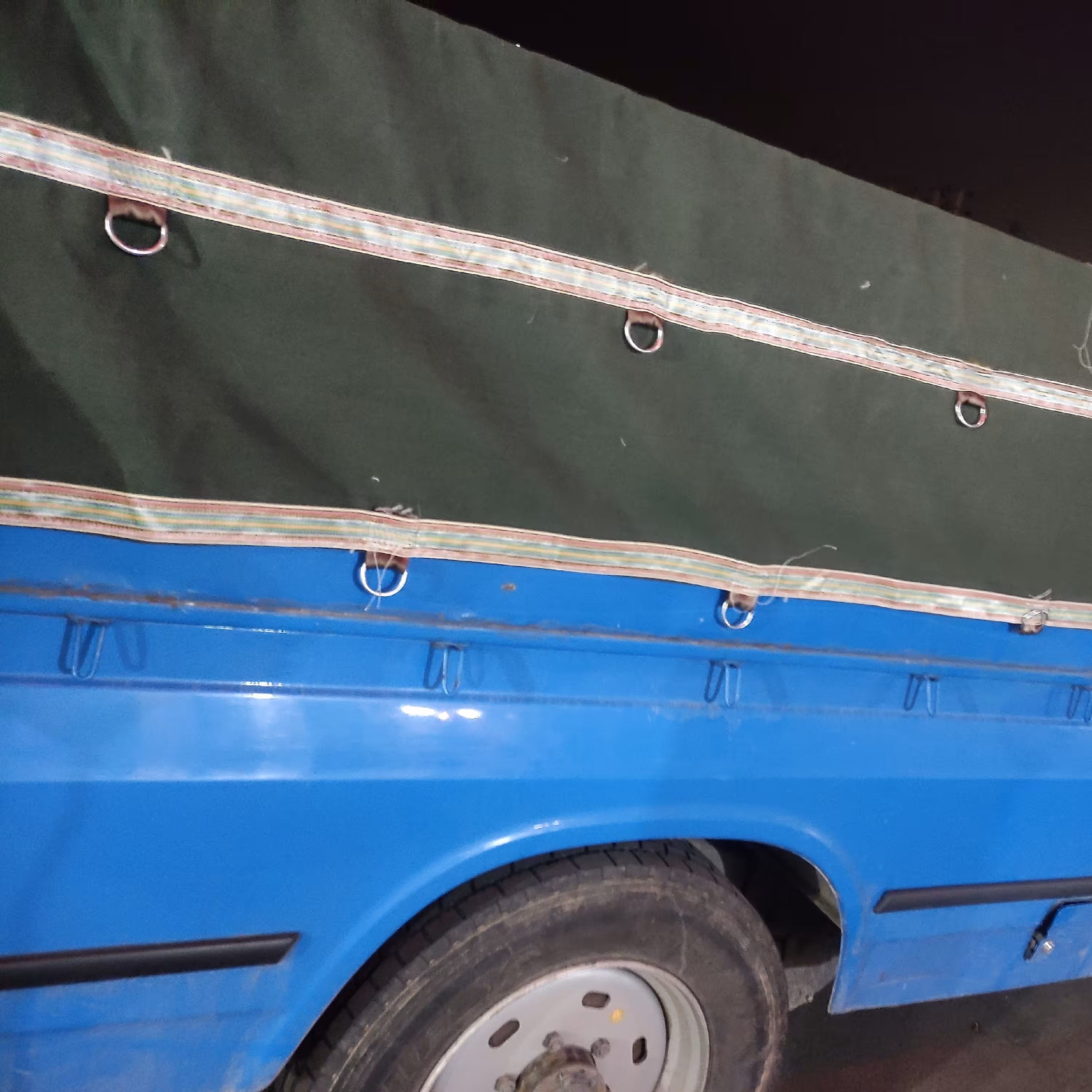 چادر برزنت 2،5 در 4 درجه یک رو باری وانت پراید صددرصد ضداب به همراه قلاب نواردوزی شده و هزینه ارسال با تیپاکس با مشتری 