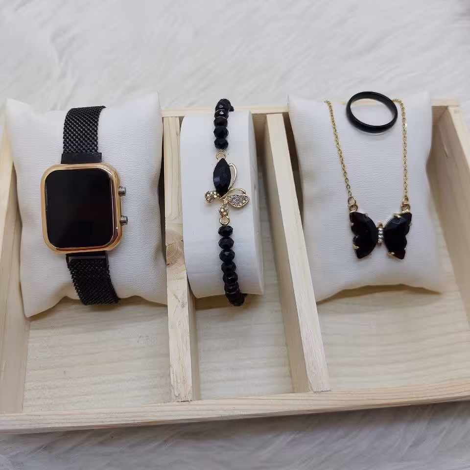 مجموعه ساعت. گردنبند. دستبند. حلقه 
رنگ مشکی طلایی
کیفیت عالی
ساعت ال ای دی بندمگنتی مشکی قاب 
