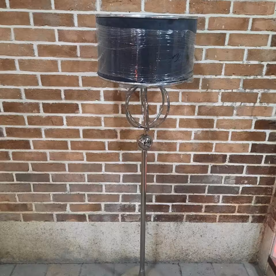 آباژور ایستاده کنار سالنی