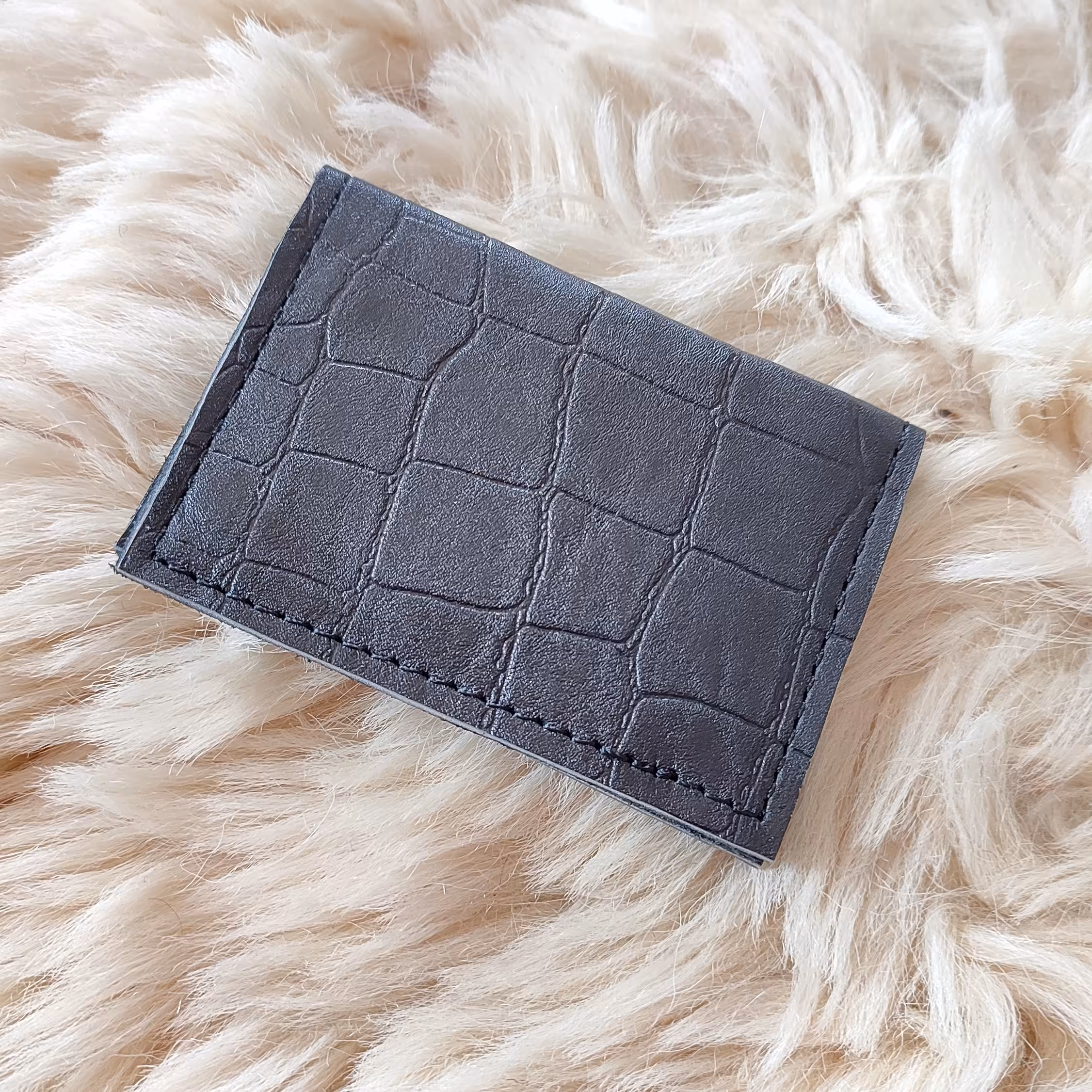 کیف کارت چرم طبیعی چرخ دوز  در سایز 10در14  رنگ مشکی طرح کروکودیل تقریبا  30گرم