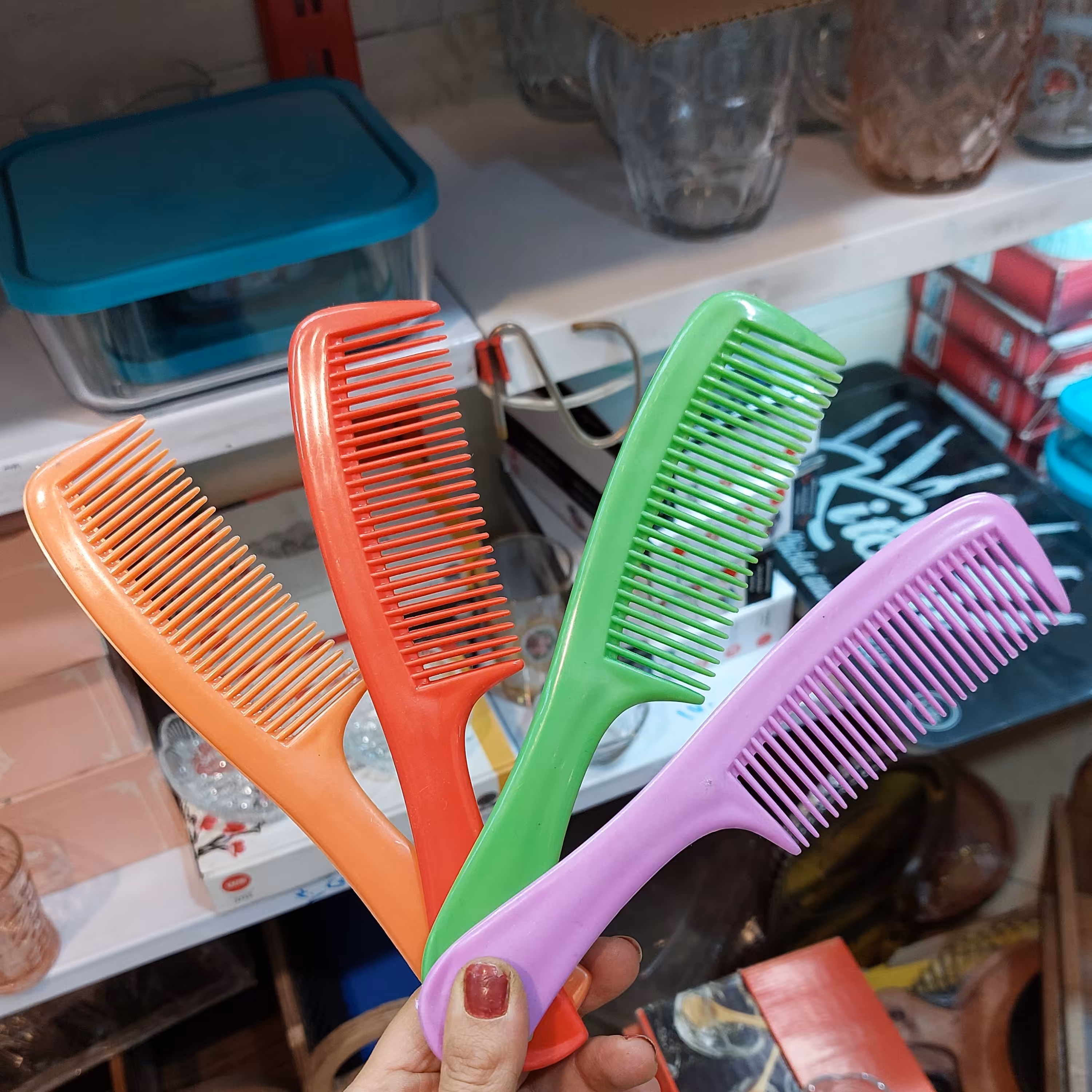 شانه مو دسته دار مدل نوستالژی در پلاسکو حاجی ارزونی 