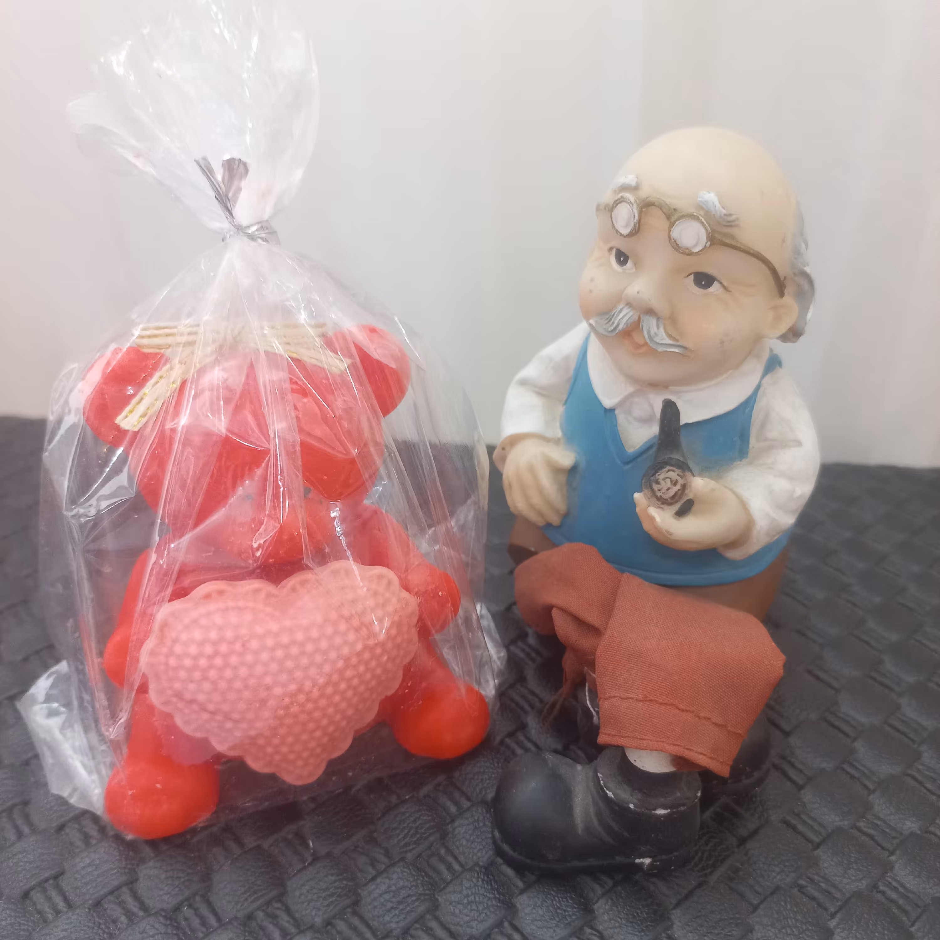 شمع خرسی قلب به دست . کیفیت عالی . رنگ قرمز  . با بسته بندی مناسب