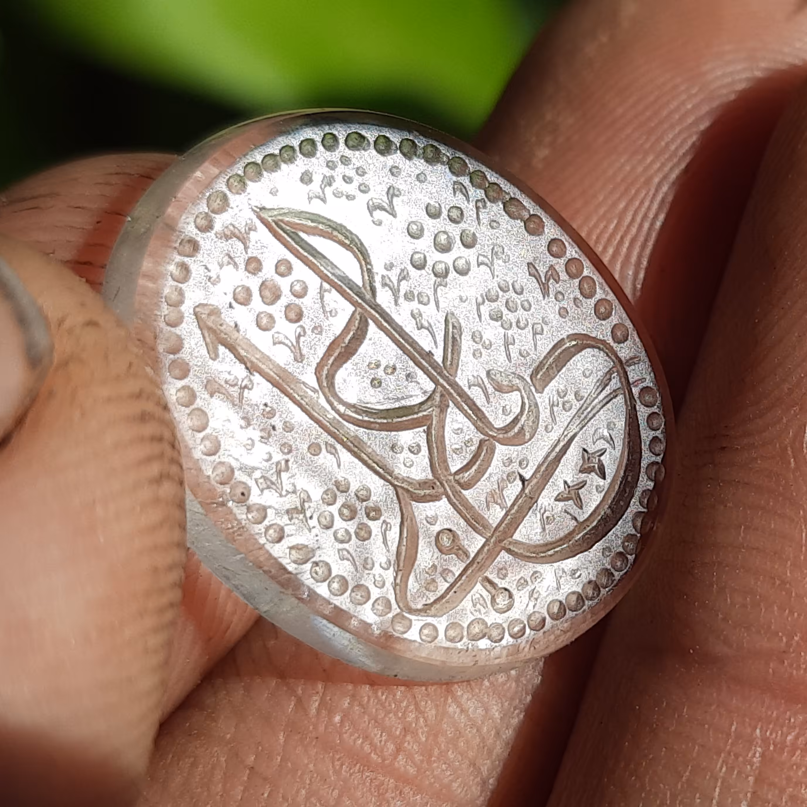 سنگ زیبای در نجف شفاف وحکاکی شده