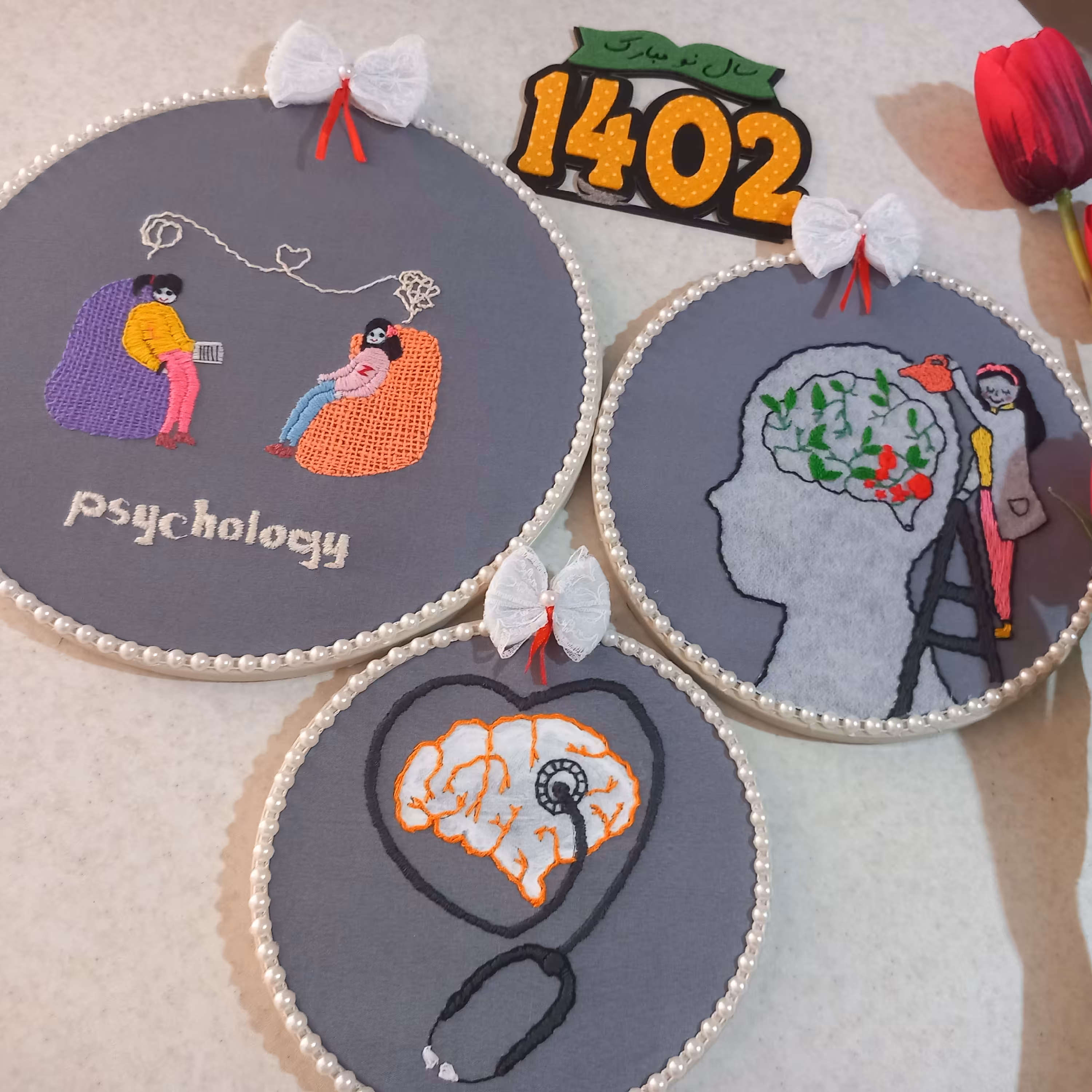  دیوار کوب گلدوزی با دست طرح مشاغل 