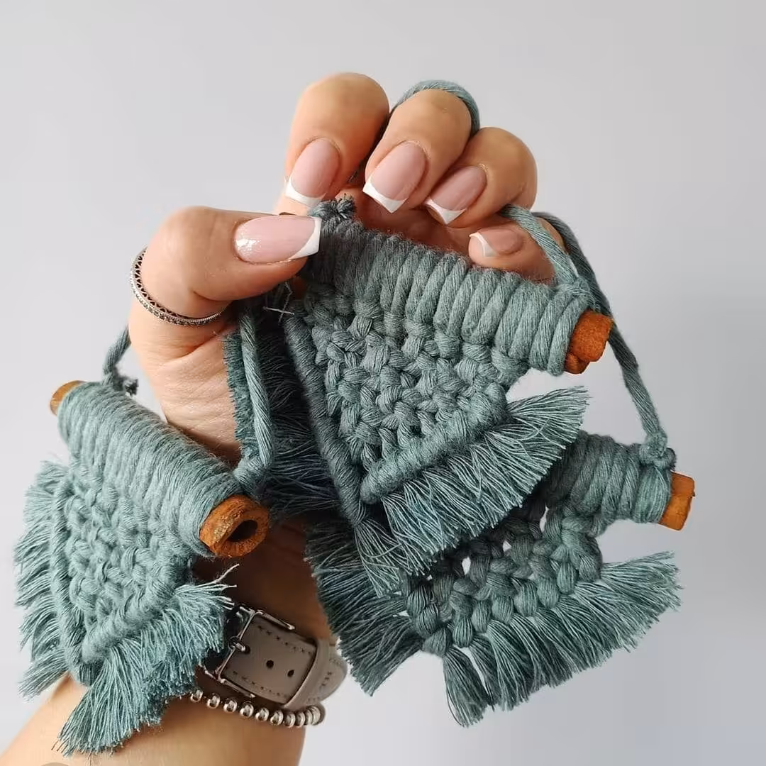 گیفت مکرومه طرح سبزیشمی سایز 15 سانتی متر رنگبندی دلخواه با چوب درخت جنگلی برند آرت بیوتی