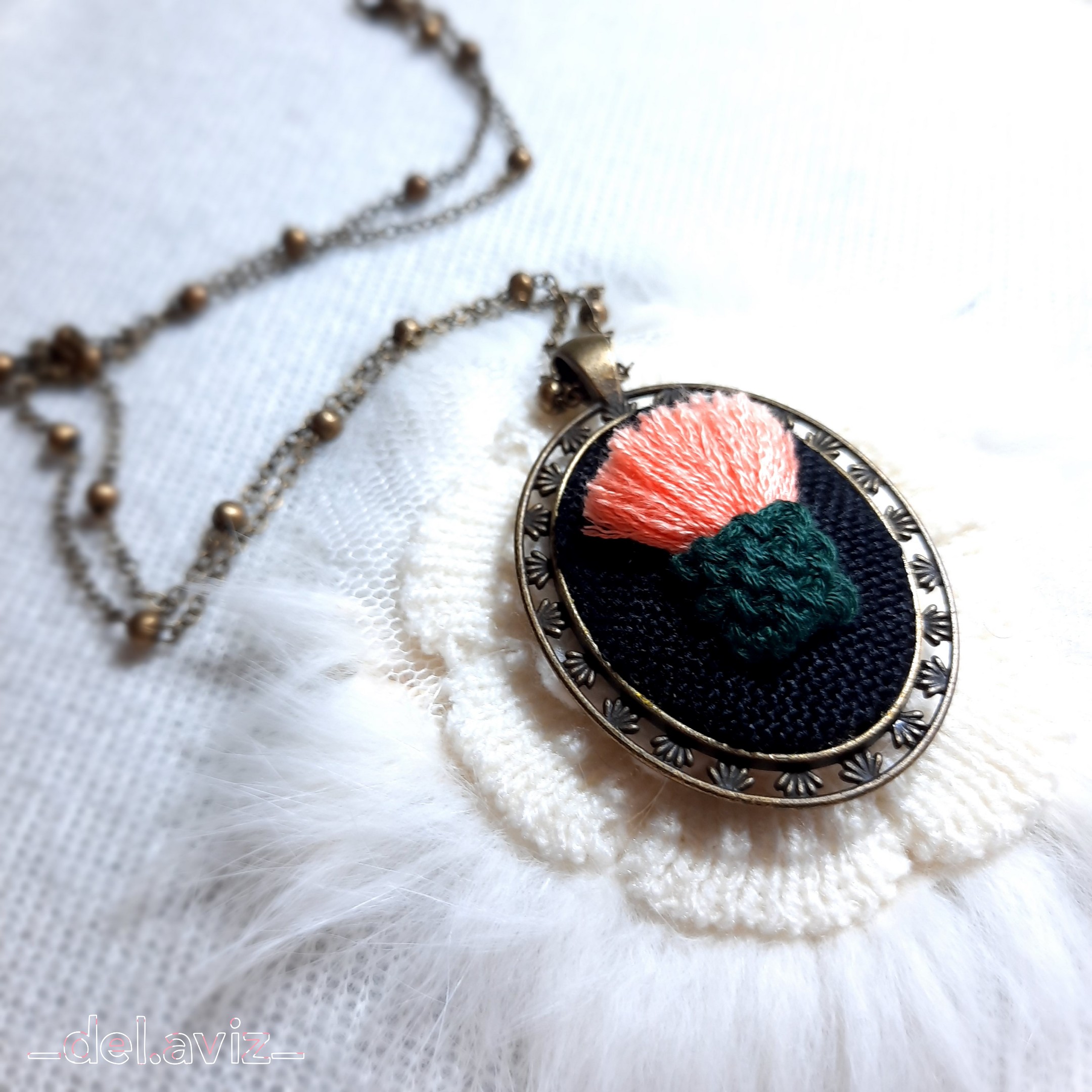 گردنبند گلدوزی طرح گل شیپوری