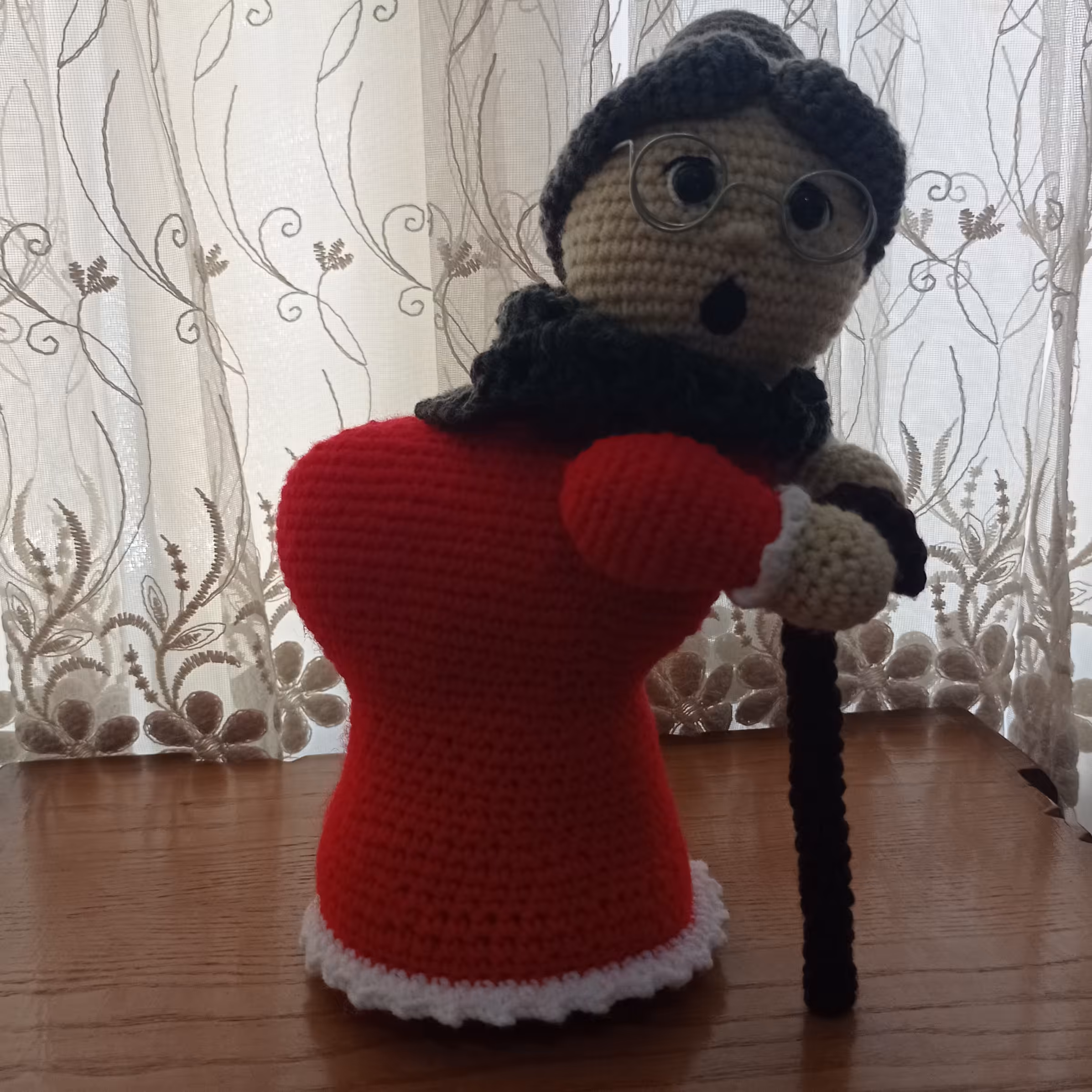 پیر زن جاسوزنی قلاب بافی