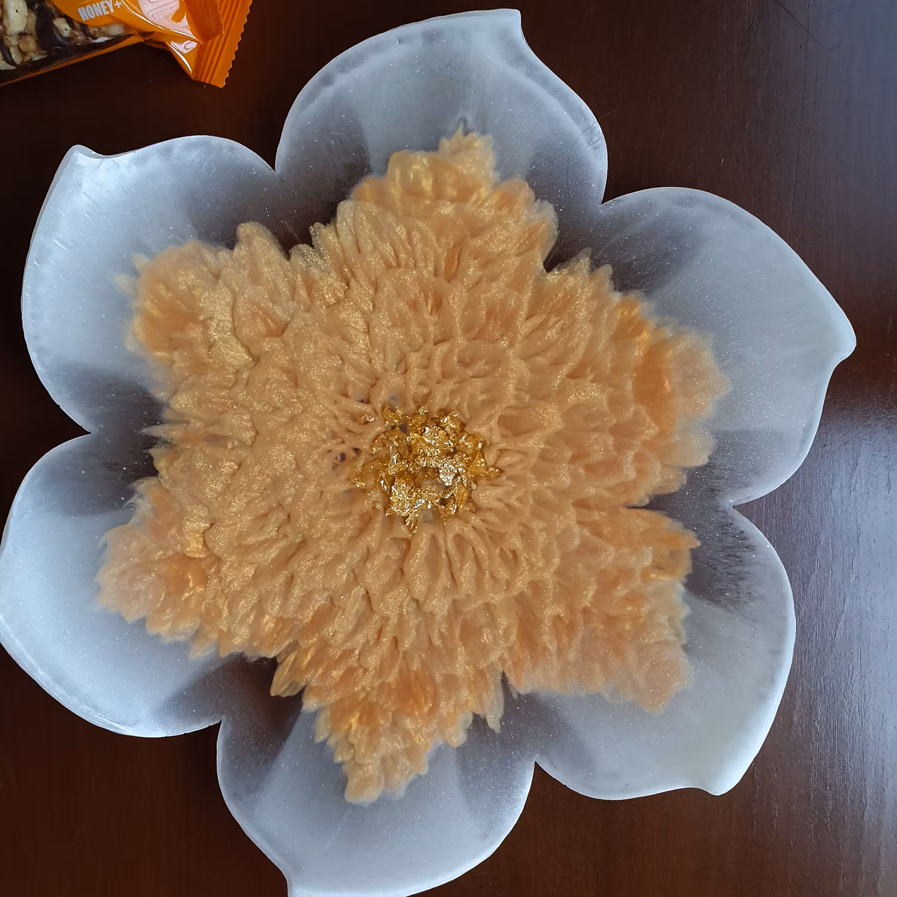 ظرف پذیرایی گل سه بعدی دو رنگ طلایی23 سانتی