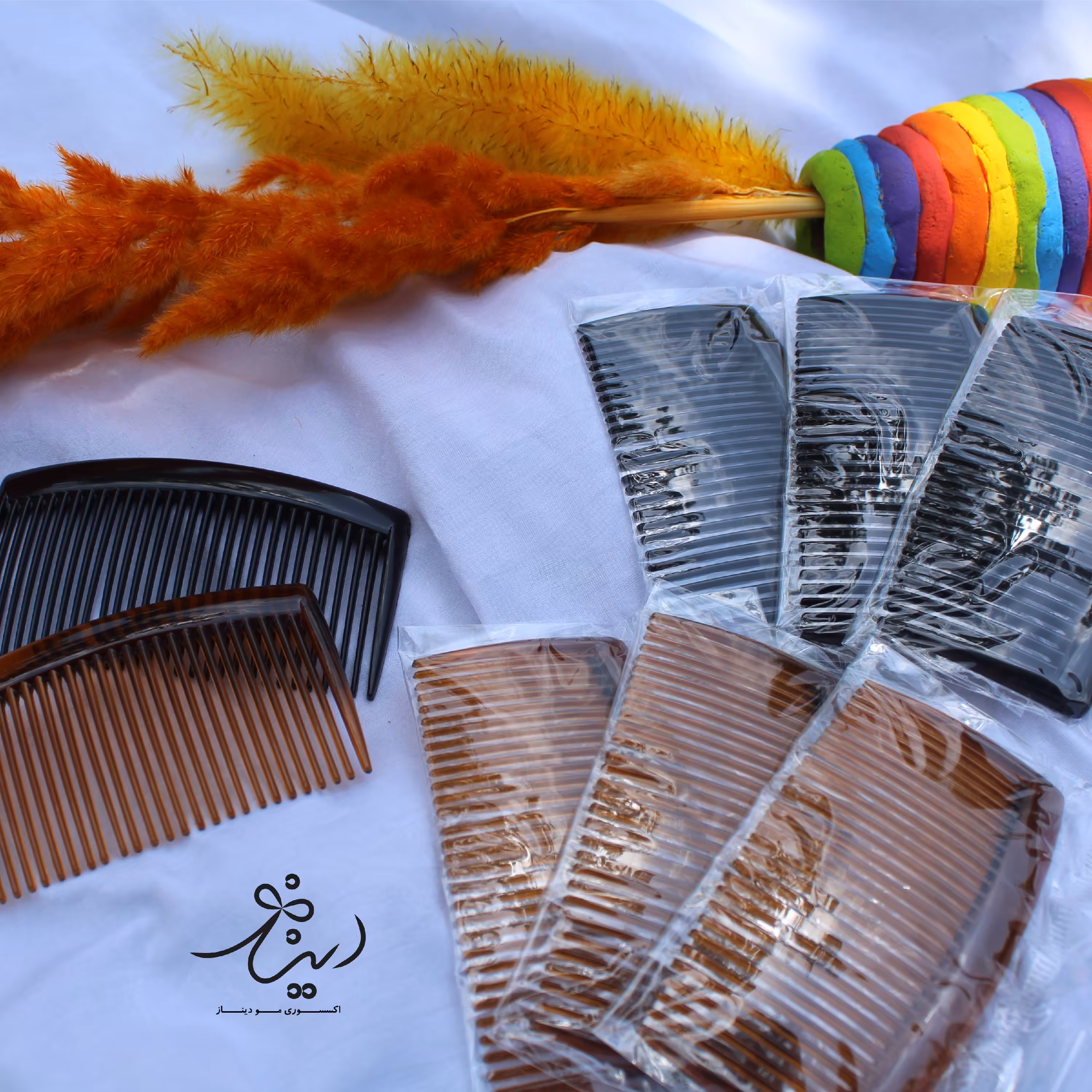 شانه بغل سر. جنس پلاستیکی فشرده. در دو رنگ قهوای و مشکی. قیمت هر جفت 16000تومان