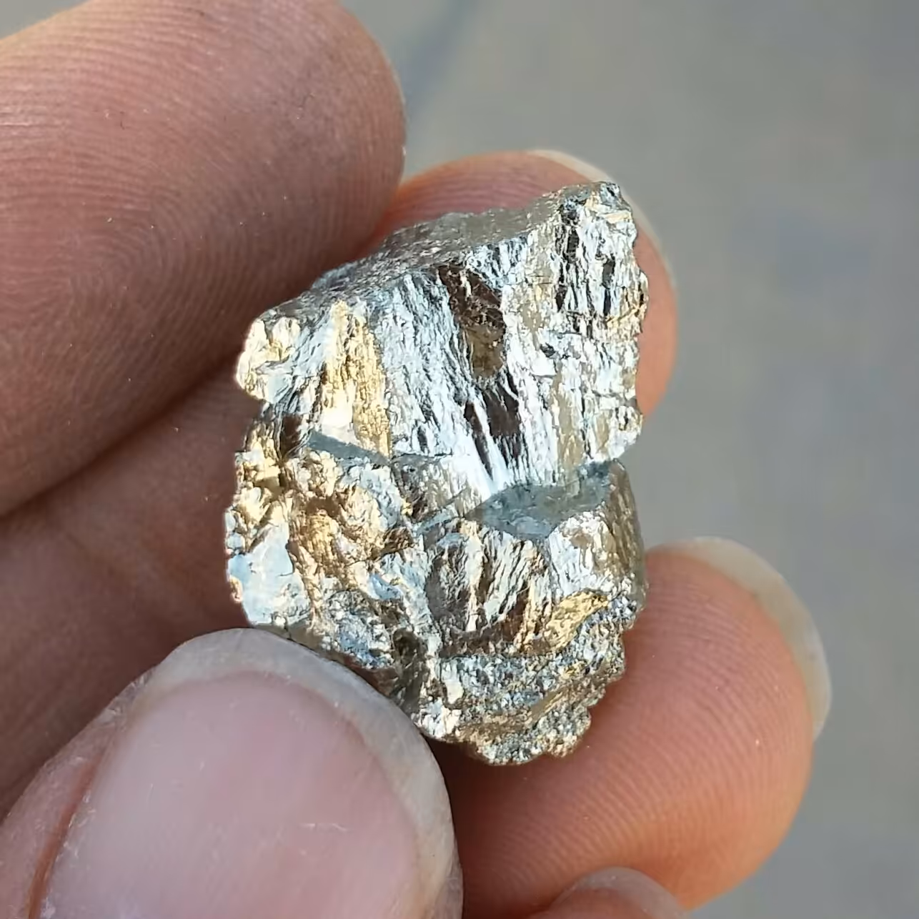 سنگ راف پیریت طلایی ملقب به سنگ طلا حبه شده بسیار پر تلالو  100 در 100 طبیعی شاهکار خلقت
بی نظیر
کد 12111