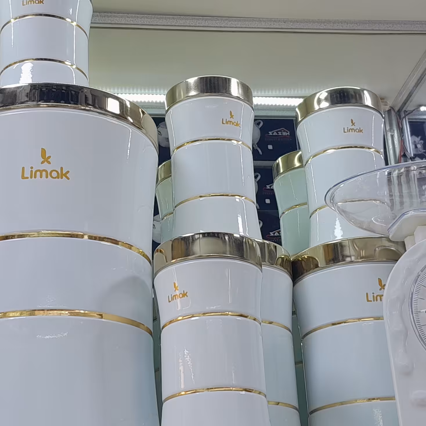 سرویس آشپزخانه در انواع 20 و 31 پارچه با رنگ بندی متنوع