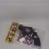 اسباب بازی اسلحه ترقه ای کوچک همراه یک بسته ترقه