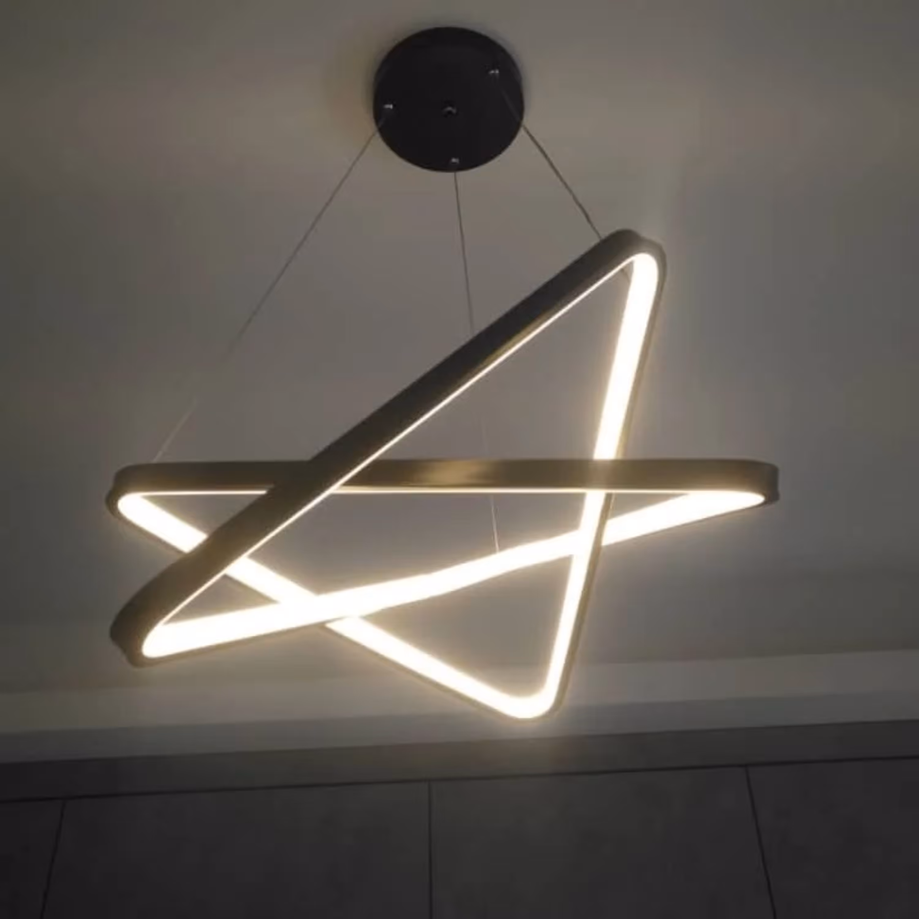 لوستر مدرن طرح ستاره رنگ بدنه مشکی مات نور مهتابی