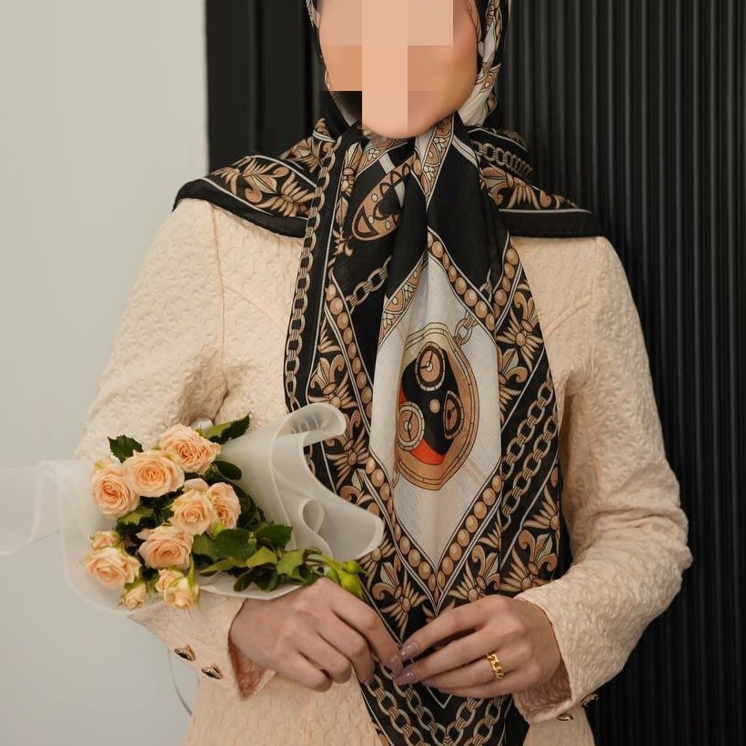 روسری نخ گارزا
قواره 140
دور دست دوز
سر هست حتما باید گره یا گیره بزنین
چروک نمیشه
پرز نمیشه
خنک و سبک مناسب تابستان،