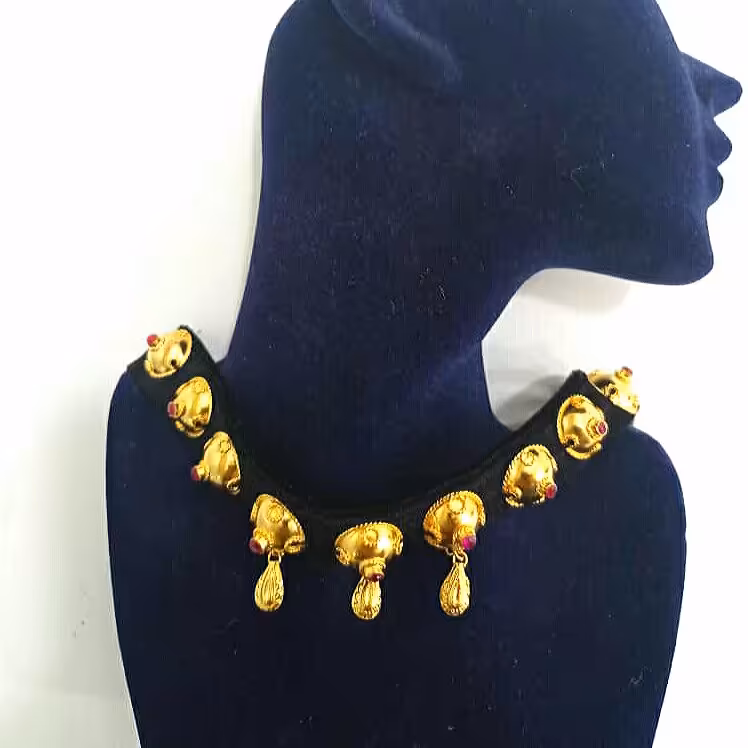 خفتبند نقره آبکاری طلا بسیار زیبامخصوص بانوان جنوبی باتنوع در آویزها،دونه ای یک و نیم گرم هستن.7تایی9.1 گرم