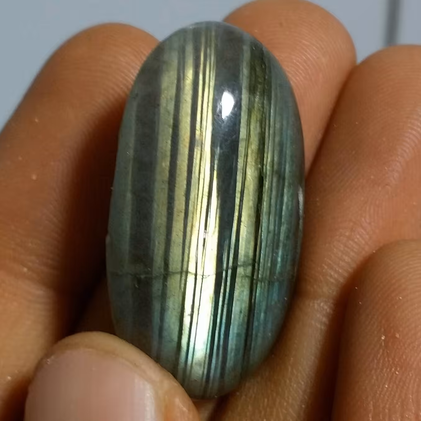 نگین لابرادوریت وارداتی از کشور لابرادور کانادا با تلالوئ بسیار بی نظیر و کمیاب کد 11145