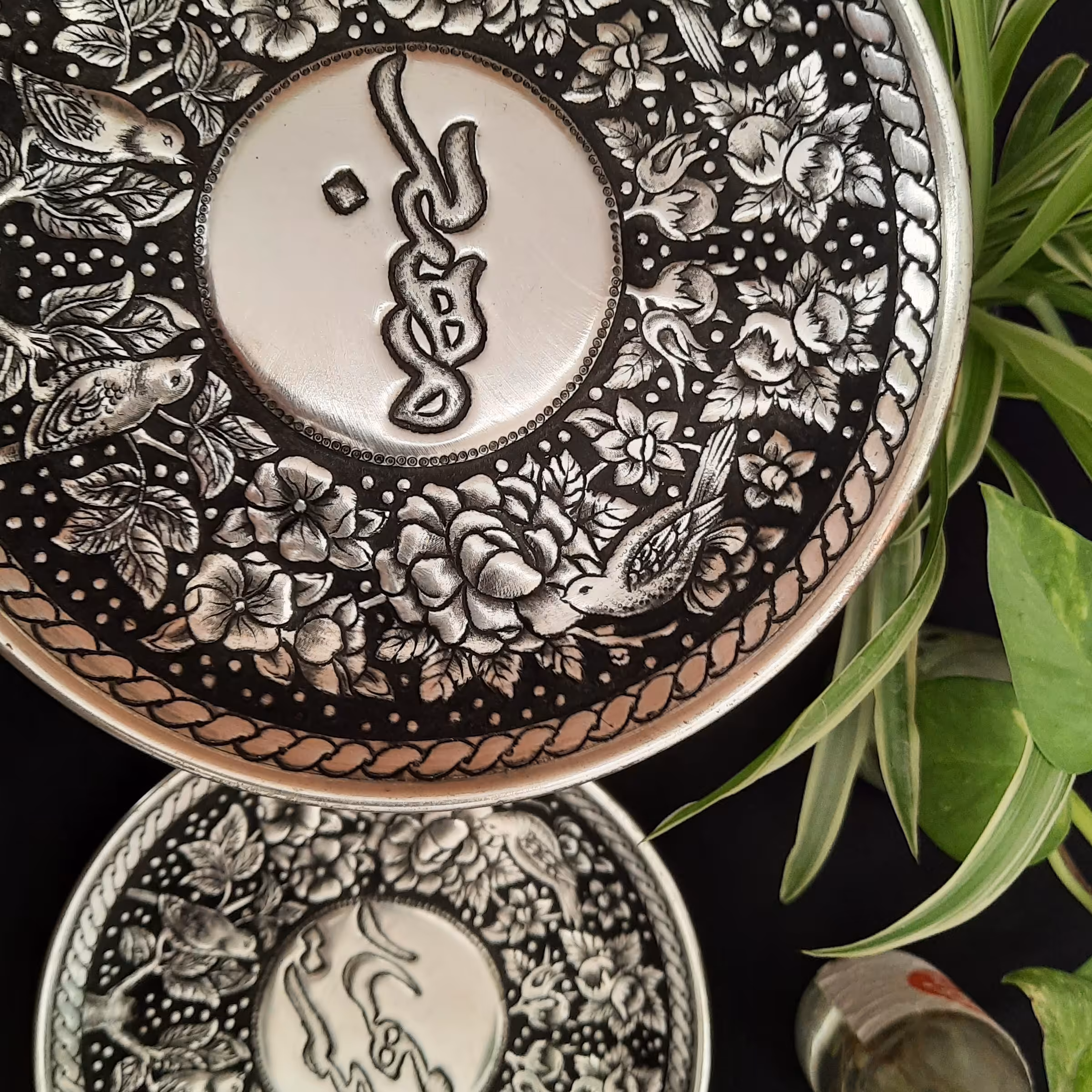 سینی قلمزنی مس و برنج در قطرهای مختلف.سینی اسم مهبد20سانیمتر و از جنس مس قلع شده.این سینی هاقابل سفارش باهر اسمی وطرحیه