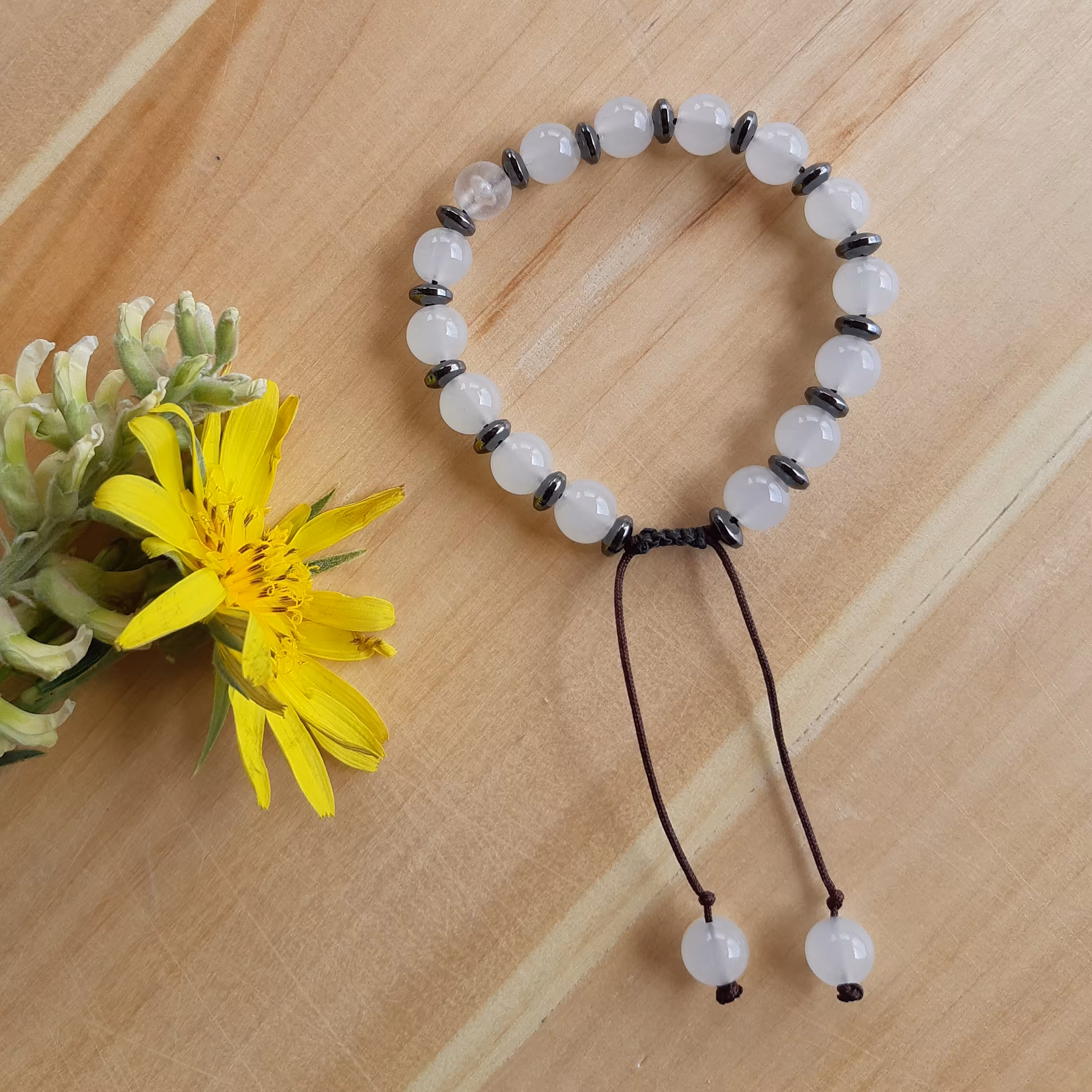 دستبند حدید و سنگ سفید با قفل کشویی. قابل سفارش با رنگهای دیگر 