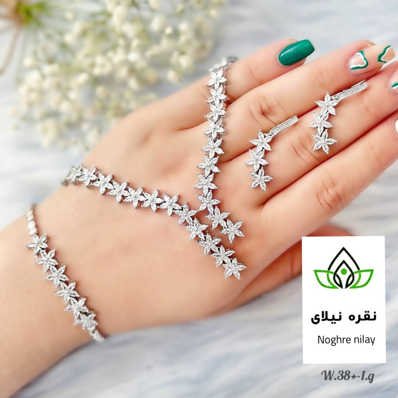 سرویس نقره عیار 925،آبکاری طلا سفید دارای رنگ ثابت تضمینی بدون ریزش نگین . ارسال رایگان و دارای فاکتور معتبر .