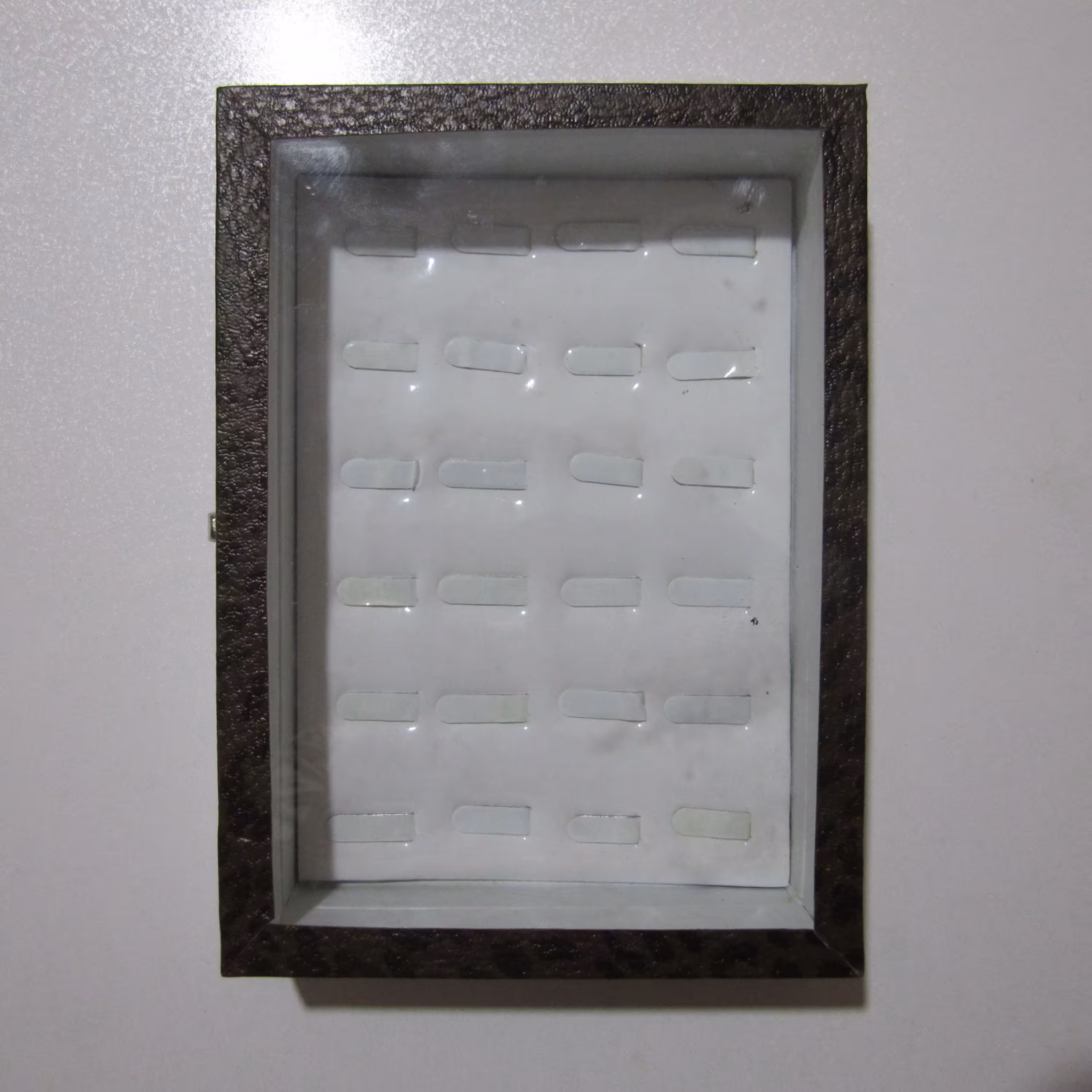 جعبه انگشتر چوبی دارای 24 گیره مجزا جهت نگهداری 24 عدد انگشتر با درب شیشه ای