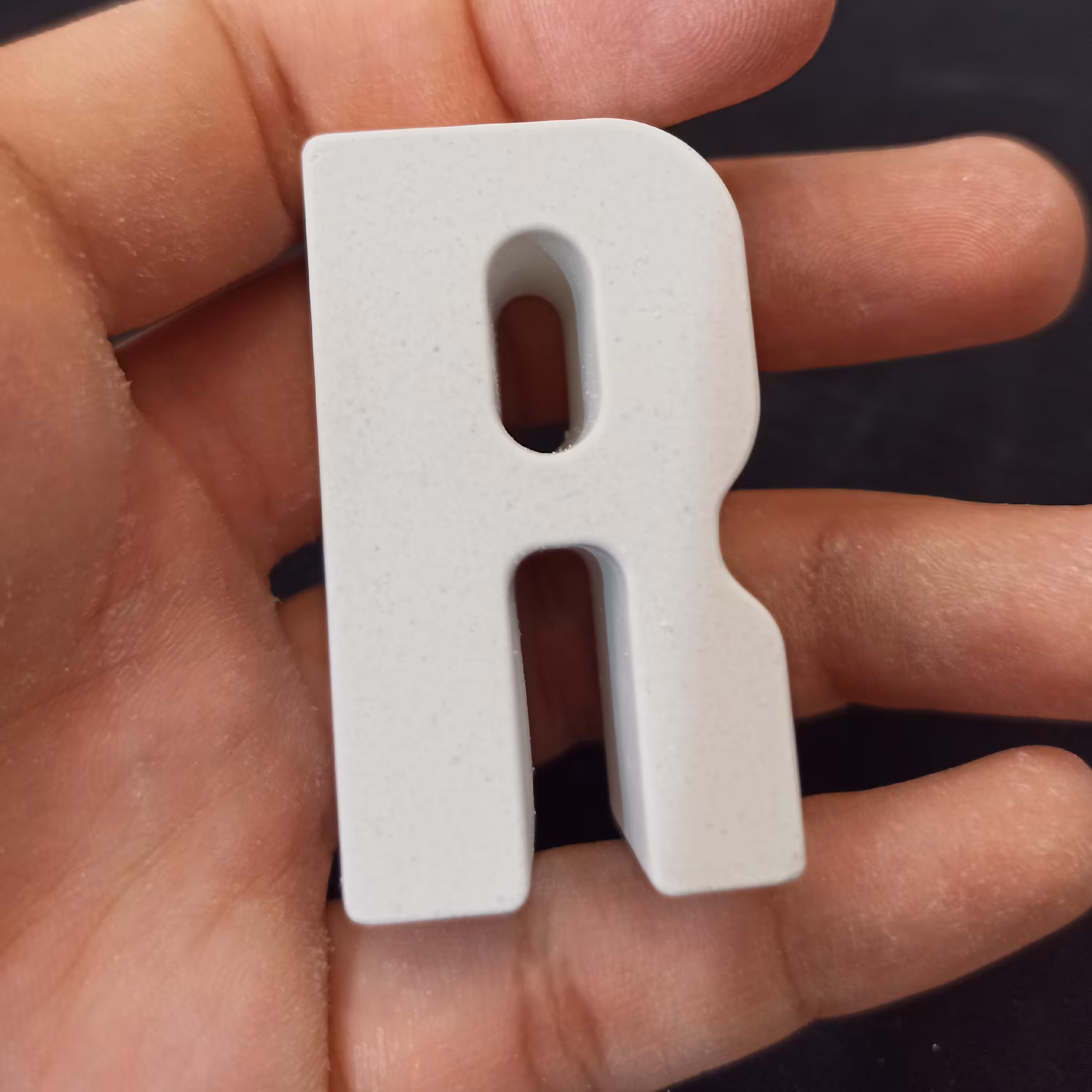 بیس خام حرف R ، فونت ساده 5 سانتی متری ، جنس بتنی سنگی ، ضخامت 2 سانتی متر