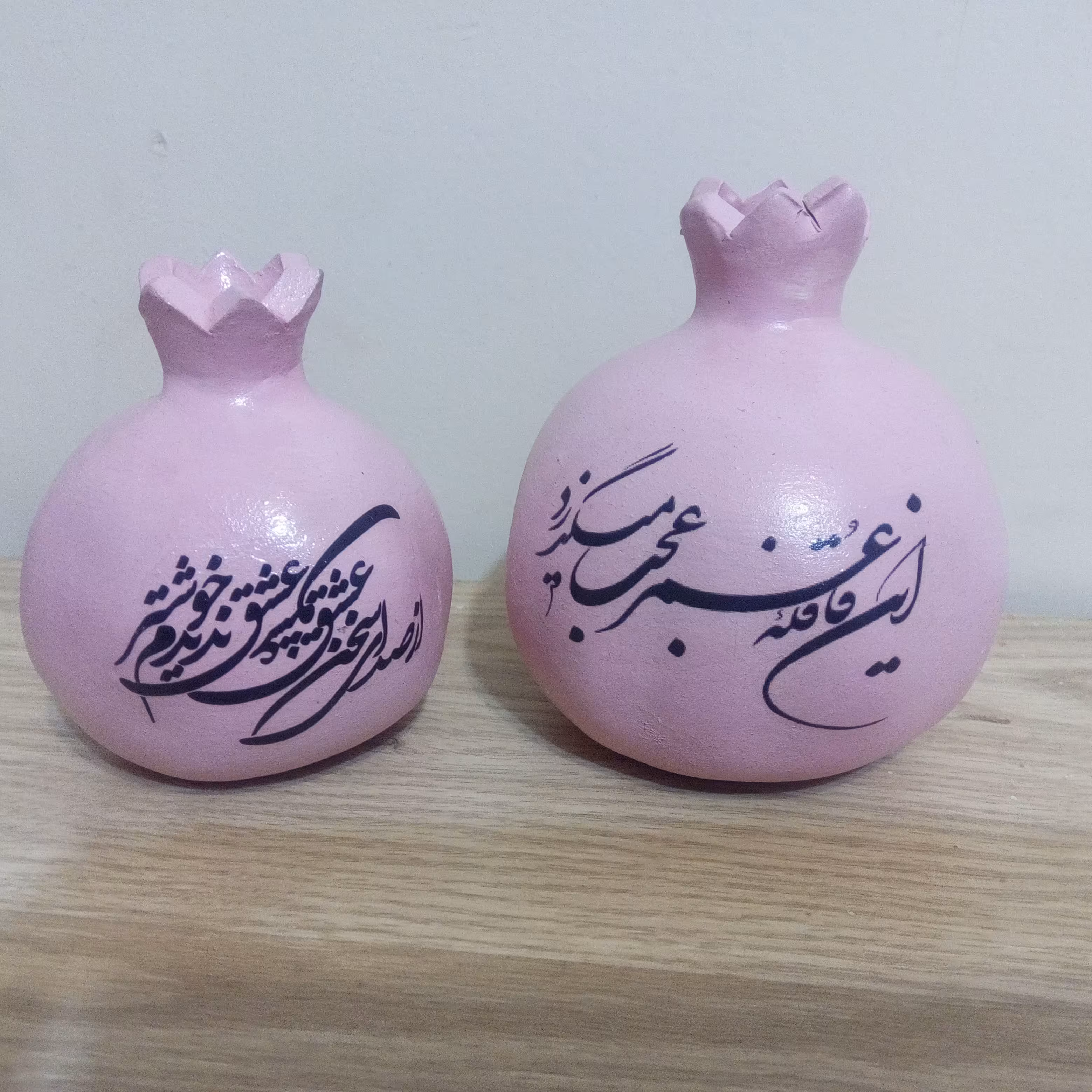 انار کامل دوتایی تزئینی سفالی طرح نستعلیق صورتی 