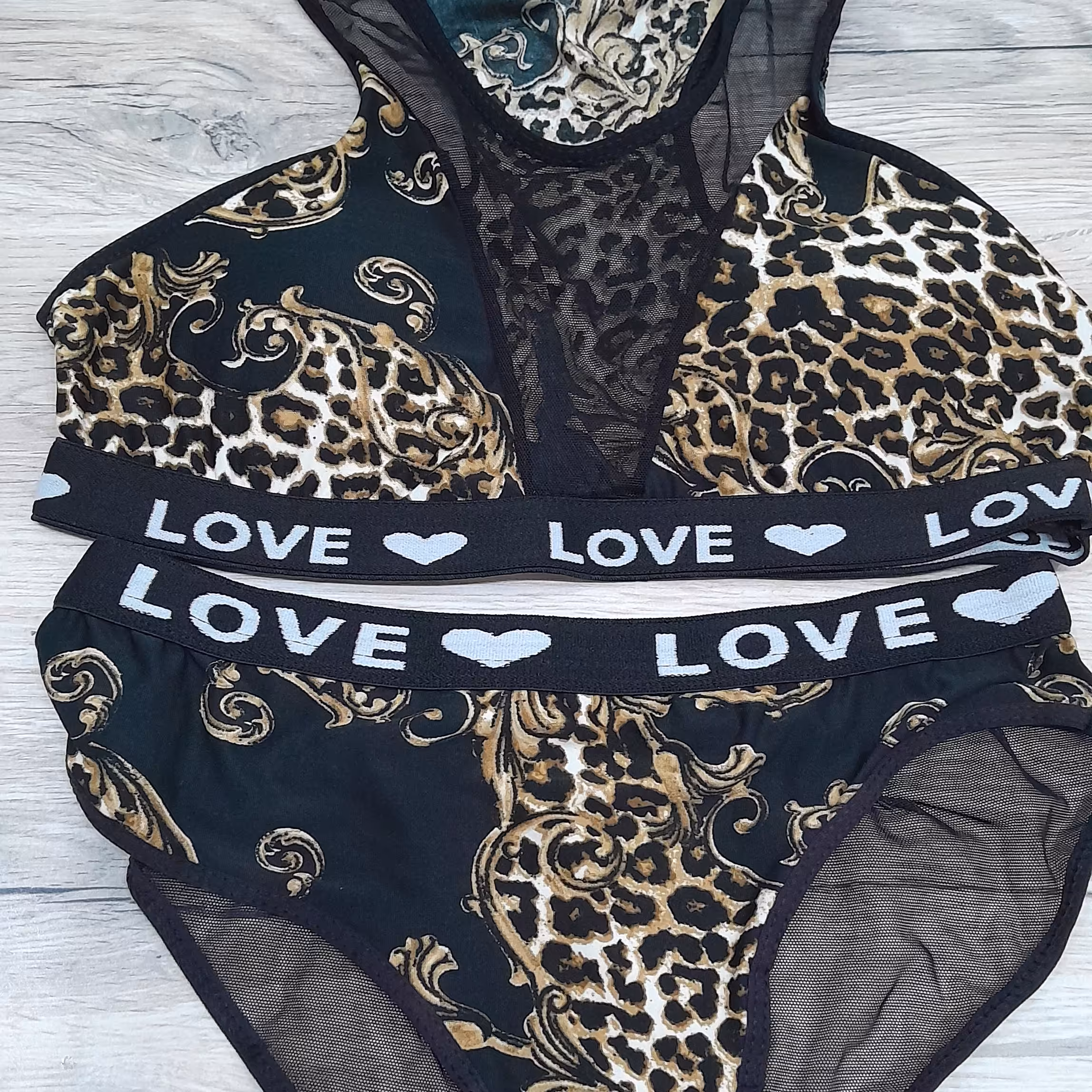 ست نیم تنه و شورت کش اسپرت 