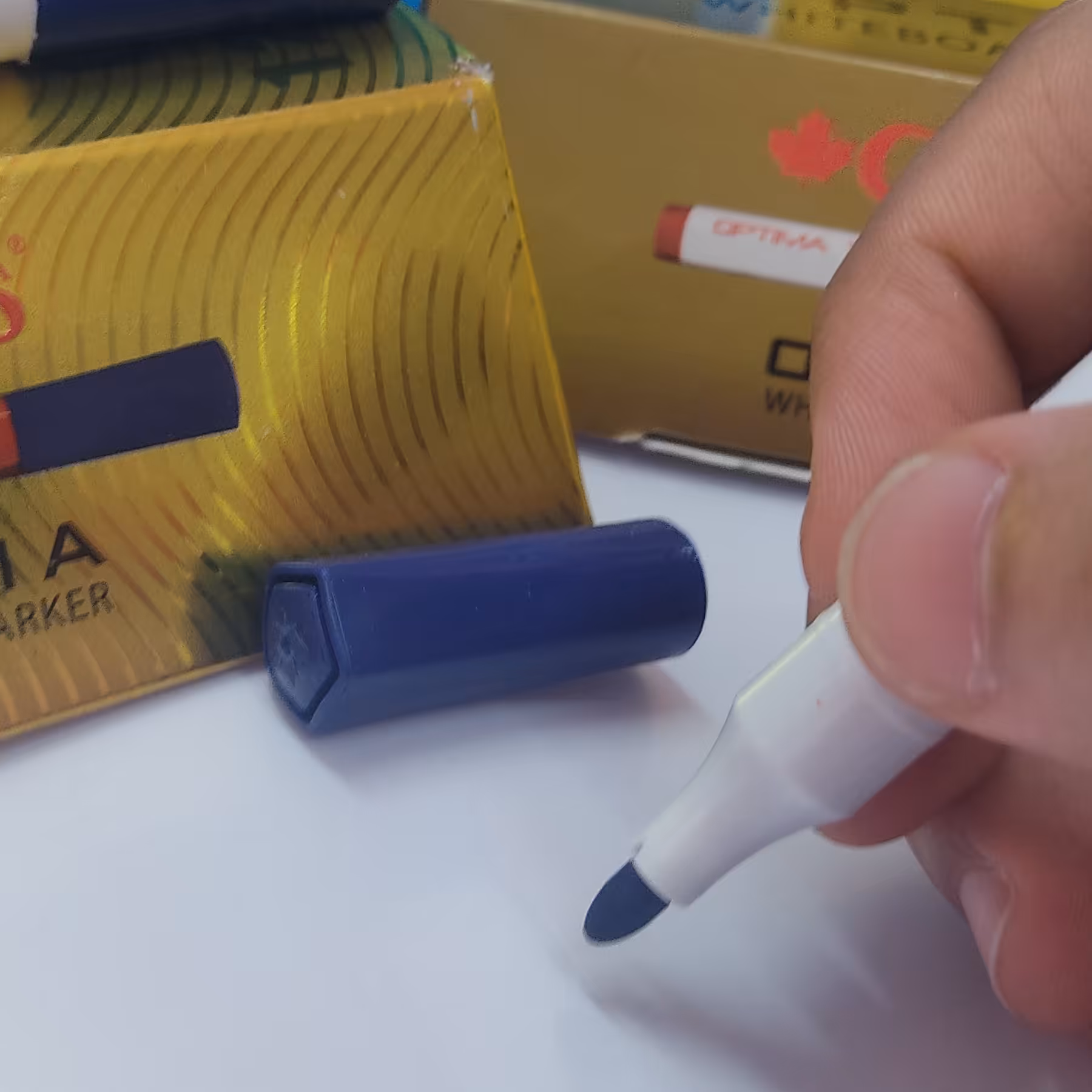 ماژیک وایت برد اپتیما کنکو در سه رنگ قرمز آبی و مشکی 